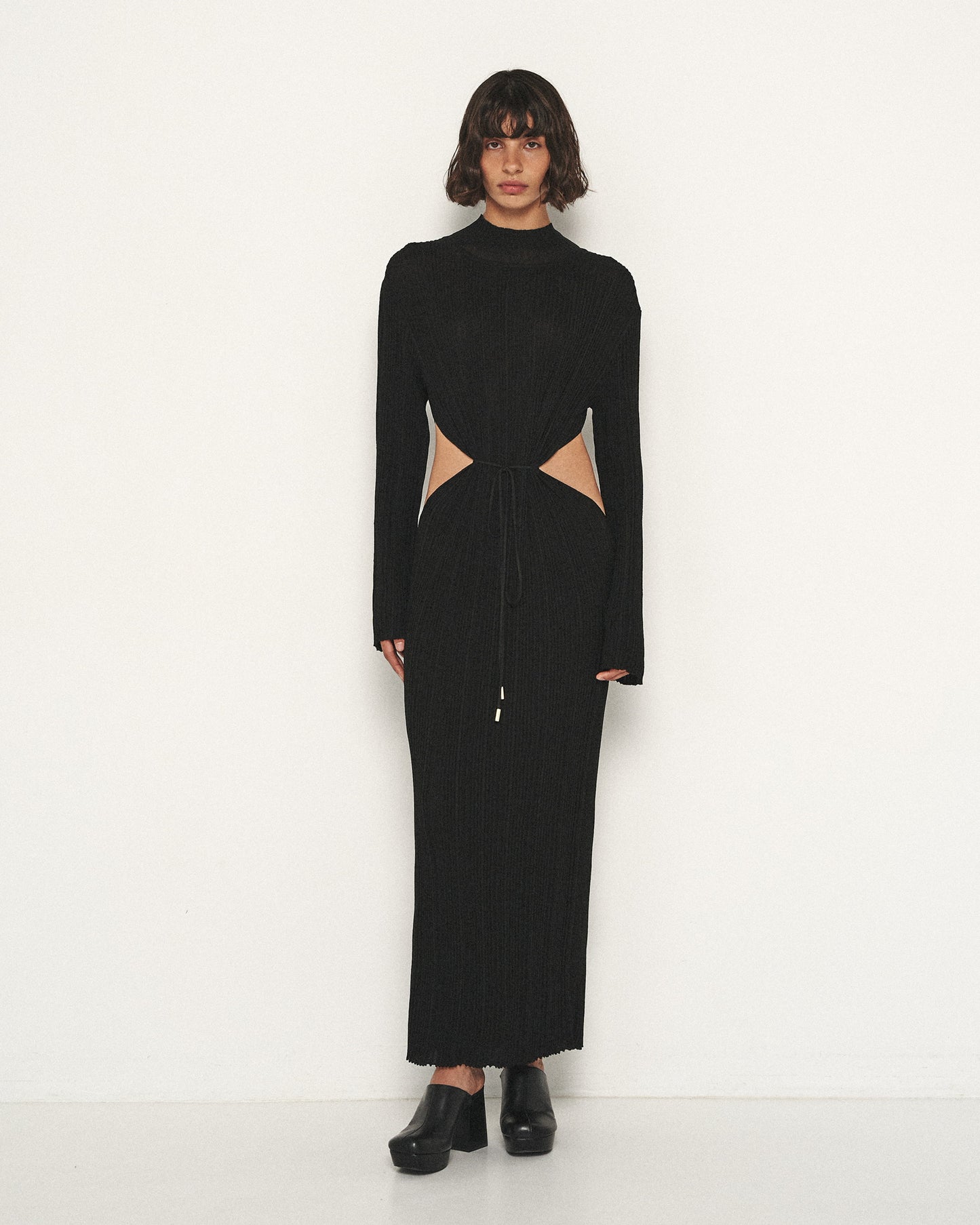 Schwarzes Maxikleid mit Cut-Outs auf Taille