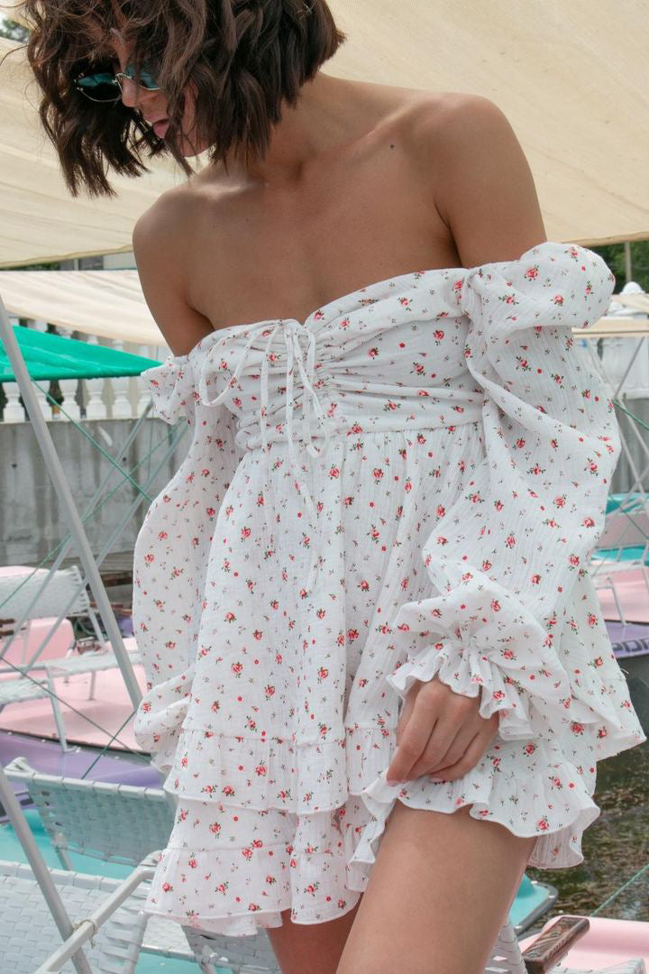 Kurzes A-Linienkleid in Weiß mit Blumenmuster