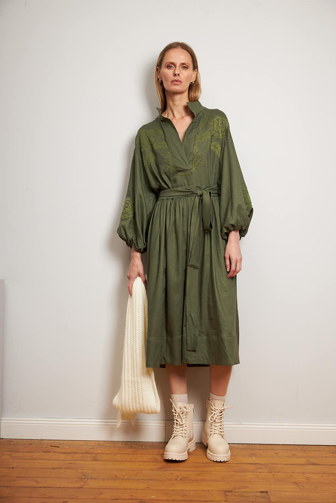 Midikleid mit Stickerei in Pistaziengrün