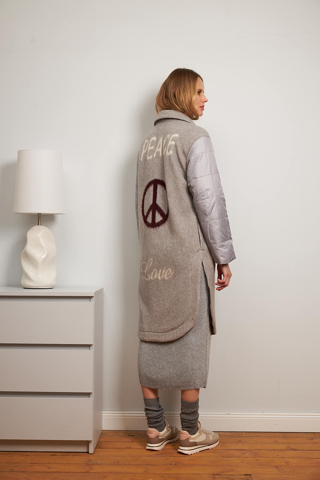 Mantel mit trendigem Print in Grau