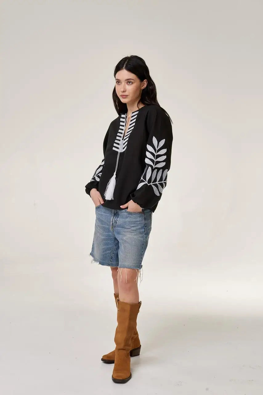 Bluse mit weißer Stickerei in Schwarz