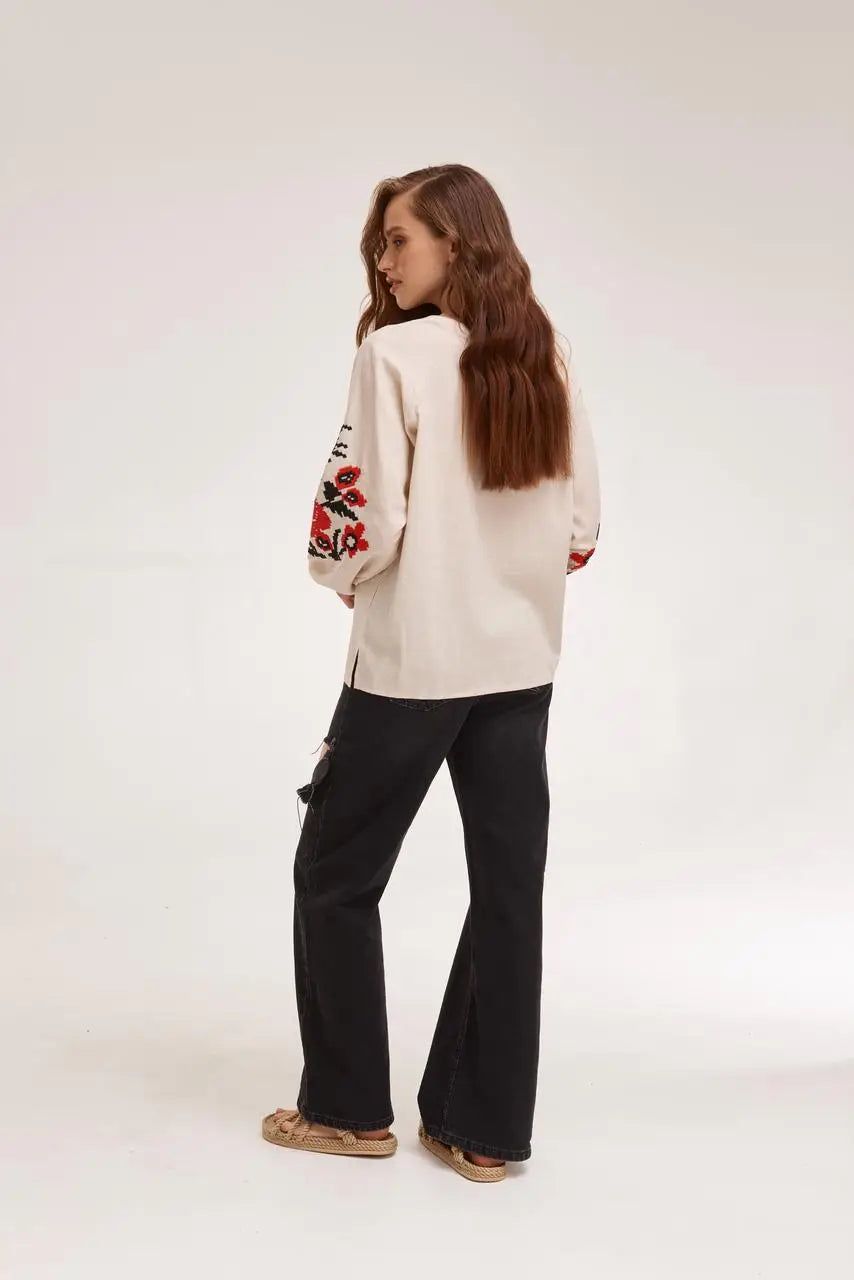 Bluse mit rot-schwarzer Stickerei in Beige