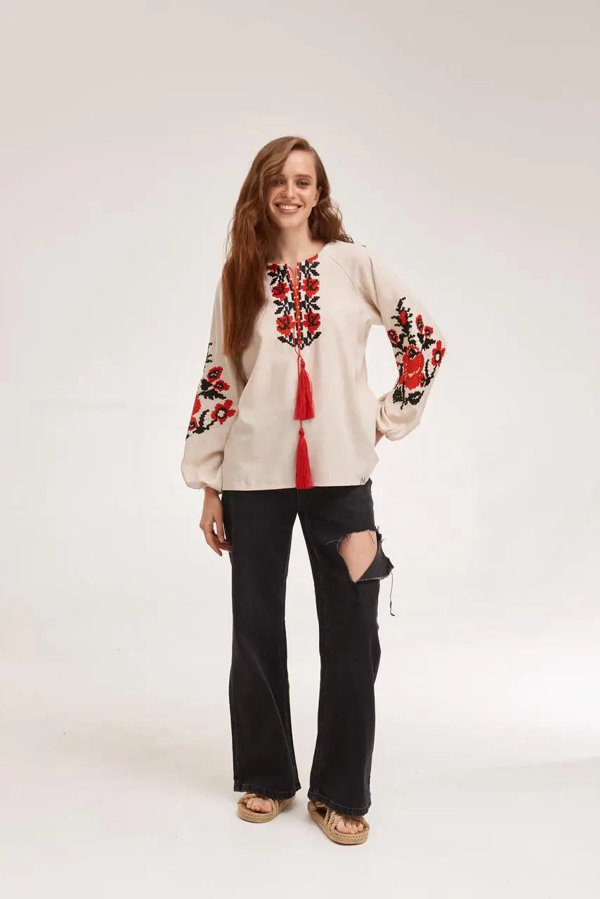 Bluse mit rot-schwarzer Stickerei in Beige