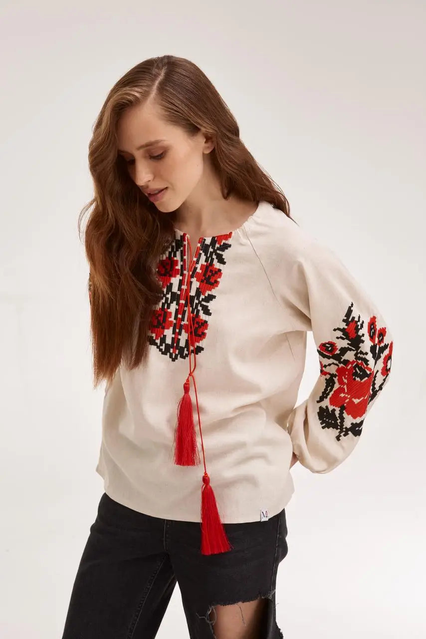 Bluse mit rot-schwarzer Stickerei in Beige