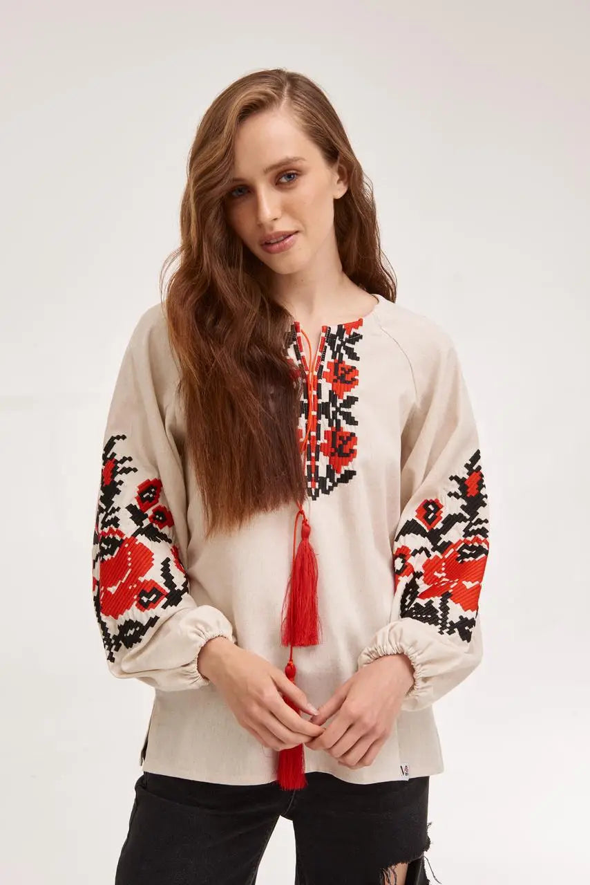 Bluse mit rot-schwarzer Stickerei in Beige
