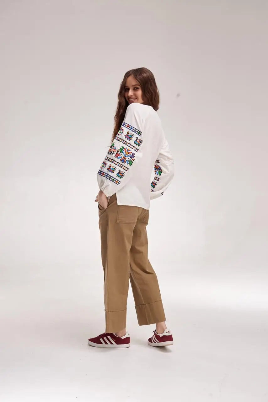 Bluse mit mehrfarbiger Stickerei