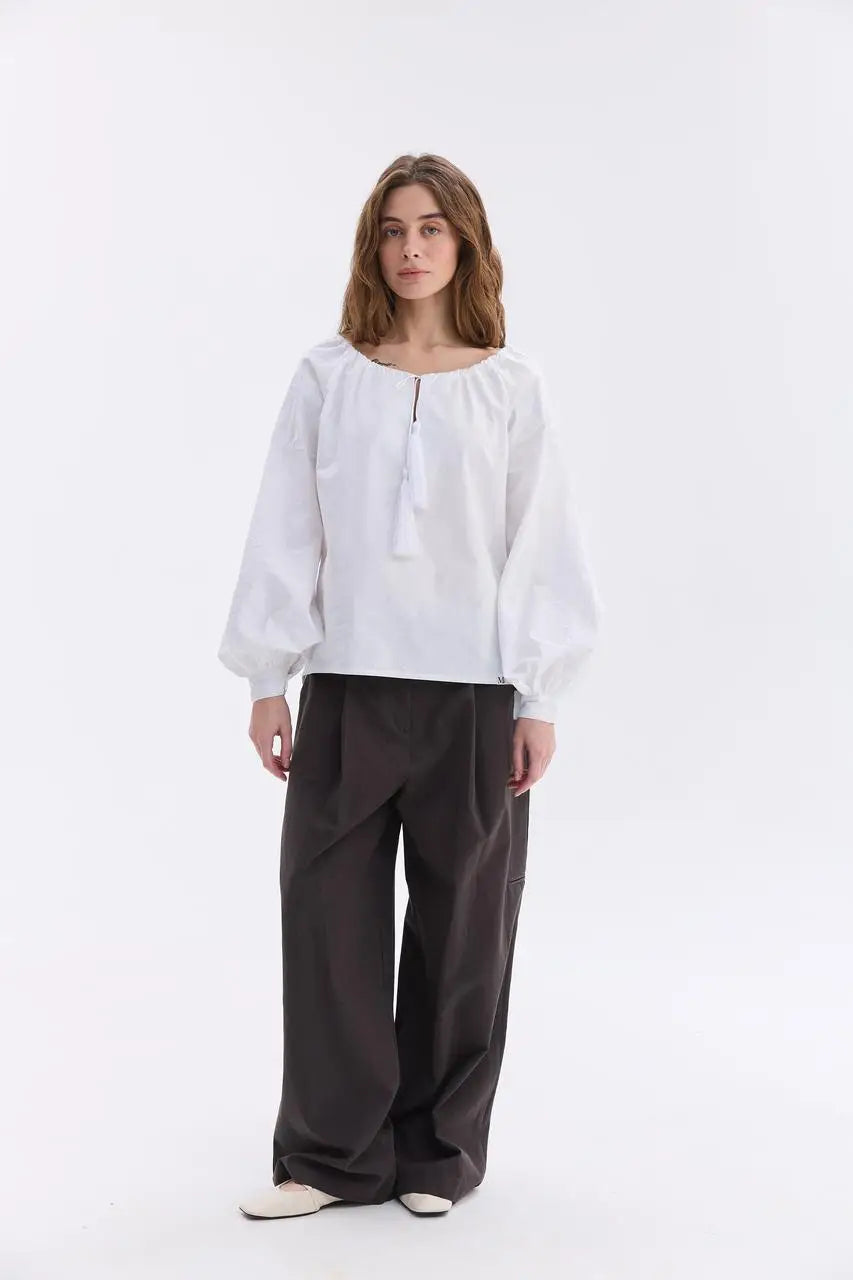 Bluse mit weißer Stickerei