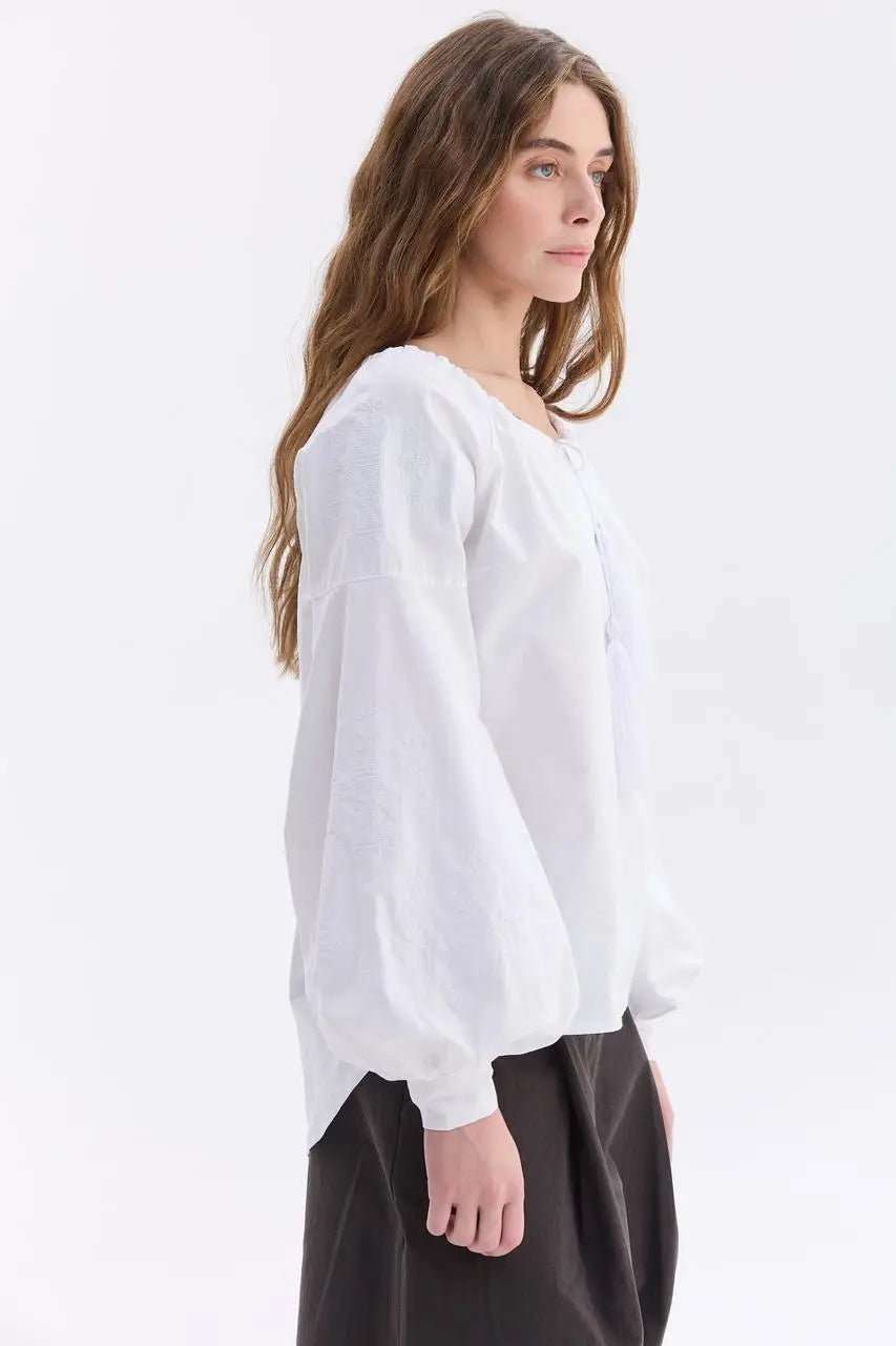 Bluse mit weißer Stickerei