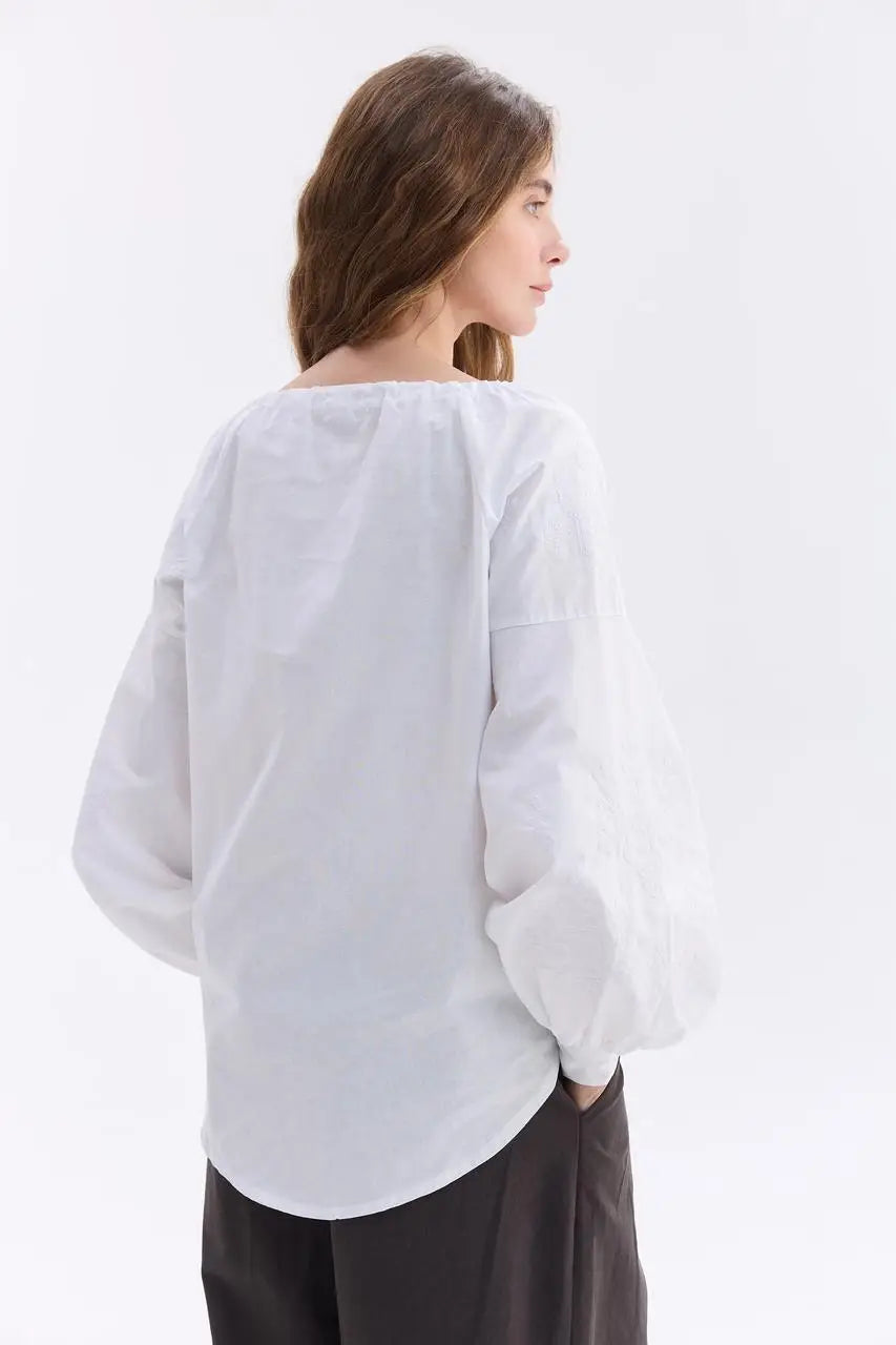 Bluse mit weißer Stickerei