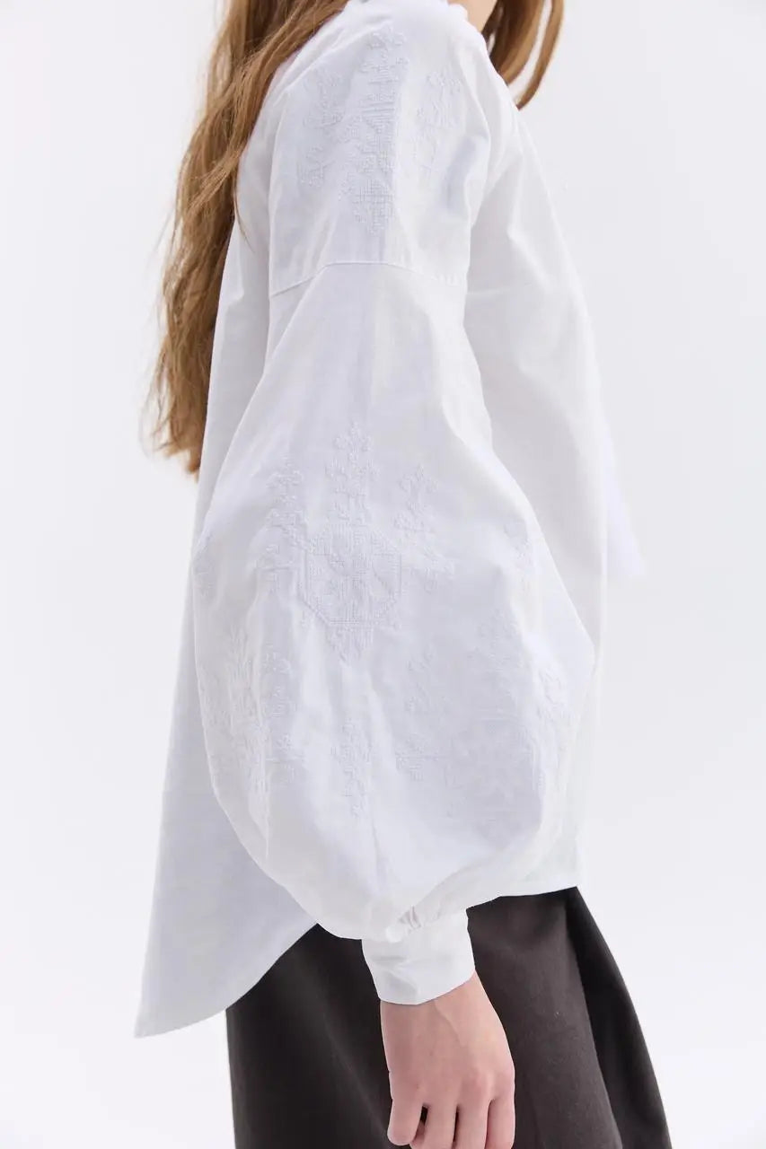 Bluse mit weißer Stickerei
