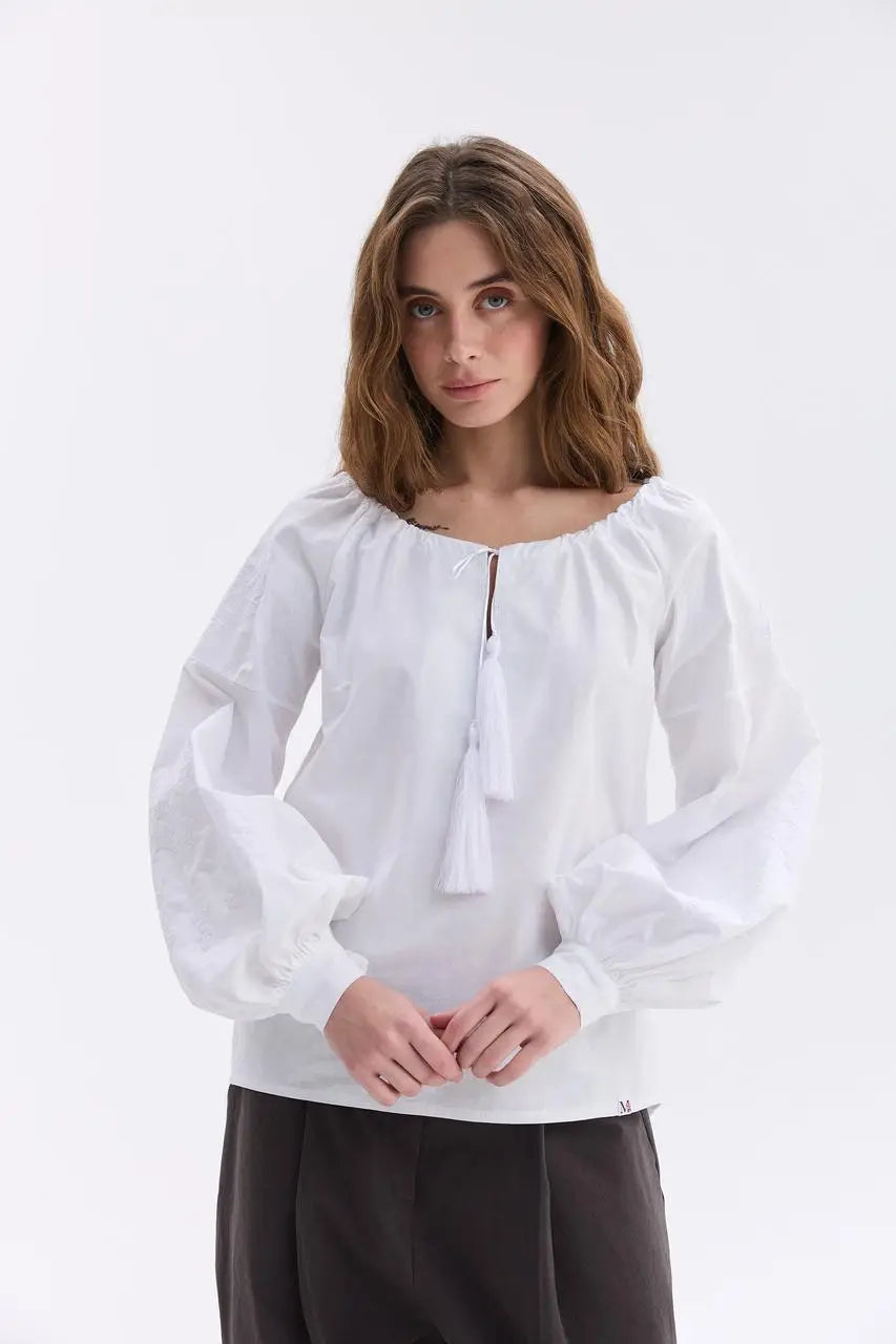Bluse mit weißer Stickerei