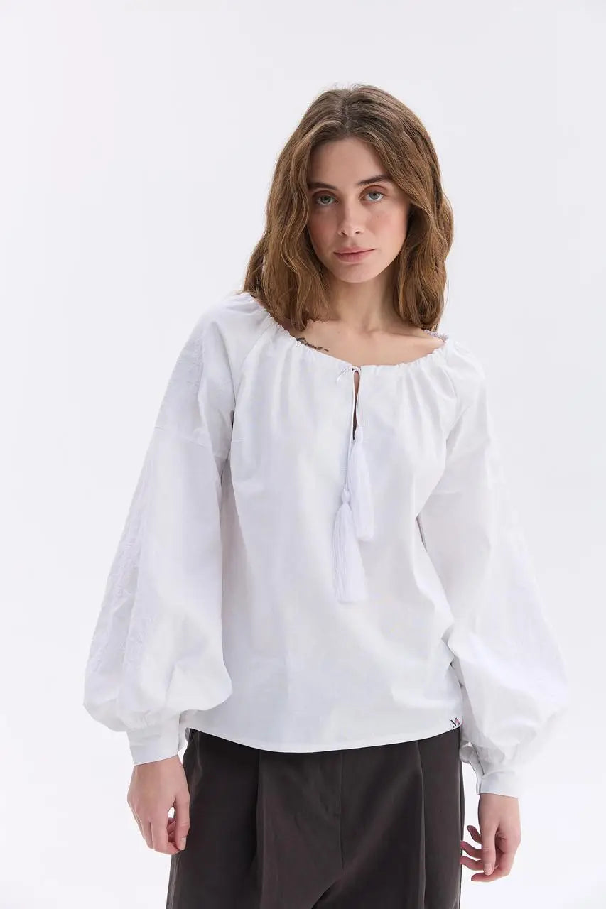 Bluse mit weißer Stickerei