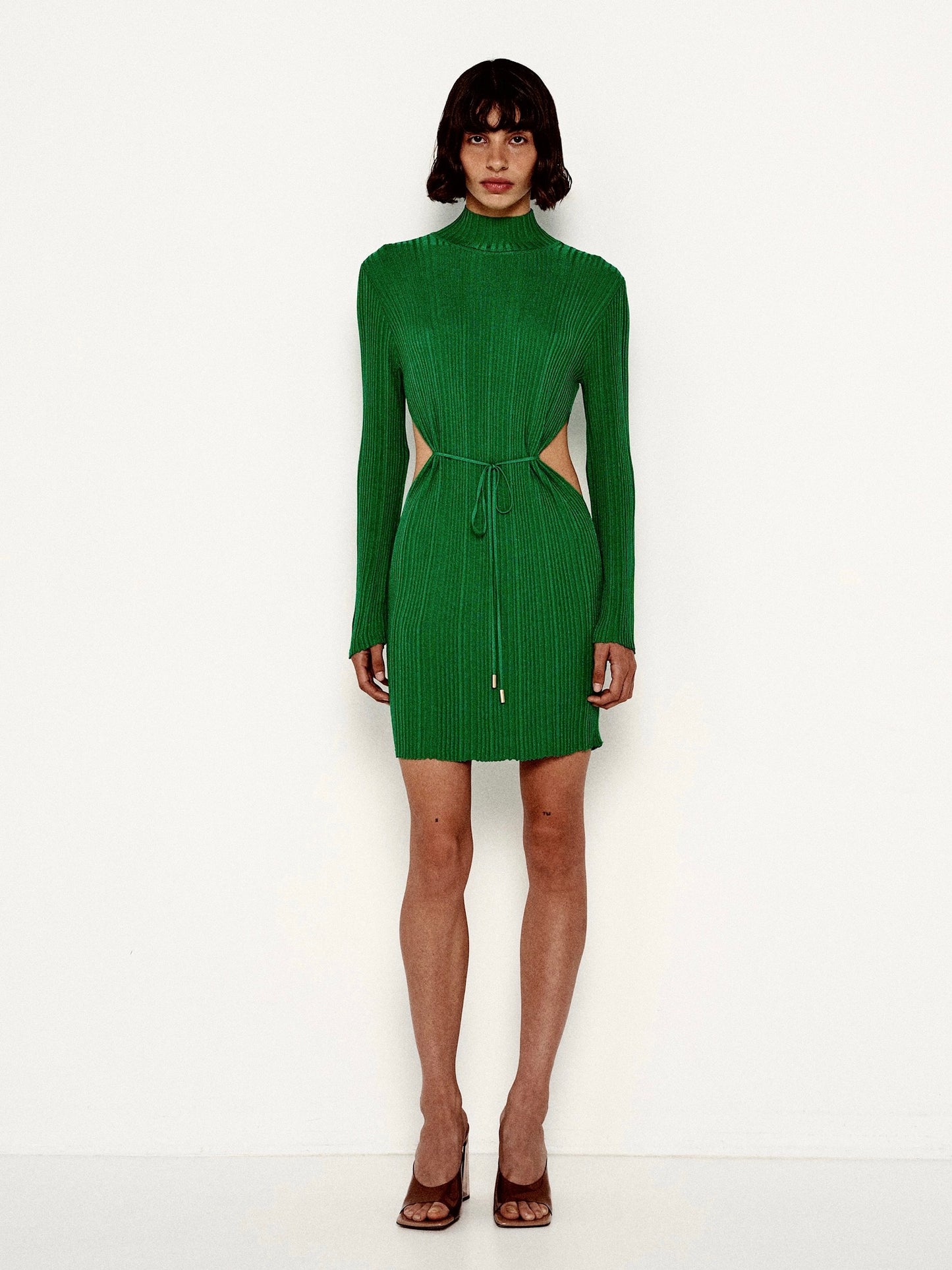 Grünes Minikleid mit Cut-Outs auf Taille