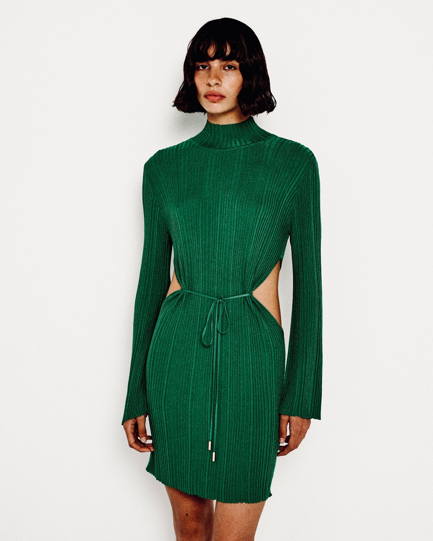 Grünes Minikleid mit Cut-Outs auf Taille