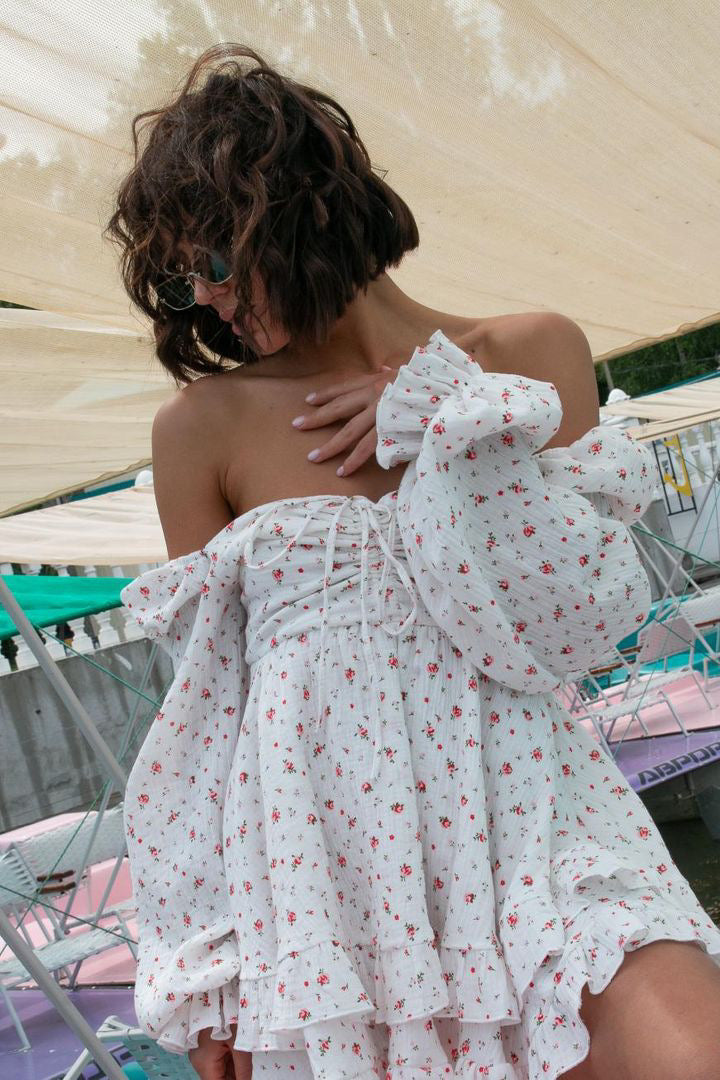 Kurzes A-Linienkleid in Weiß mit Blumenmuster
