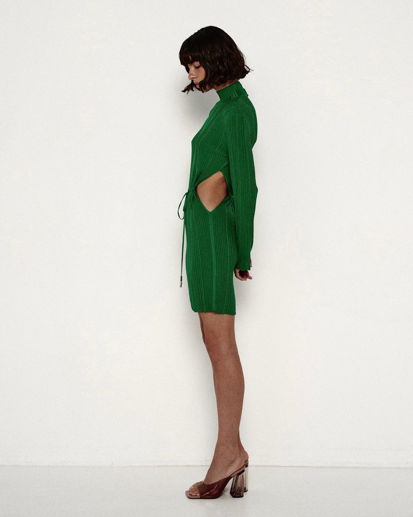 Grünes Minikleid mit Cut-Outs auf Taille
