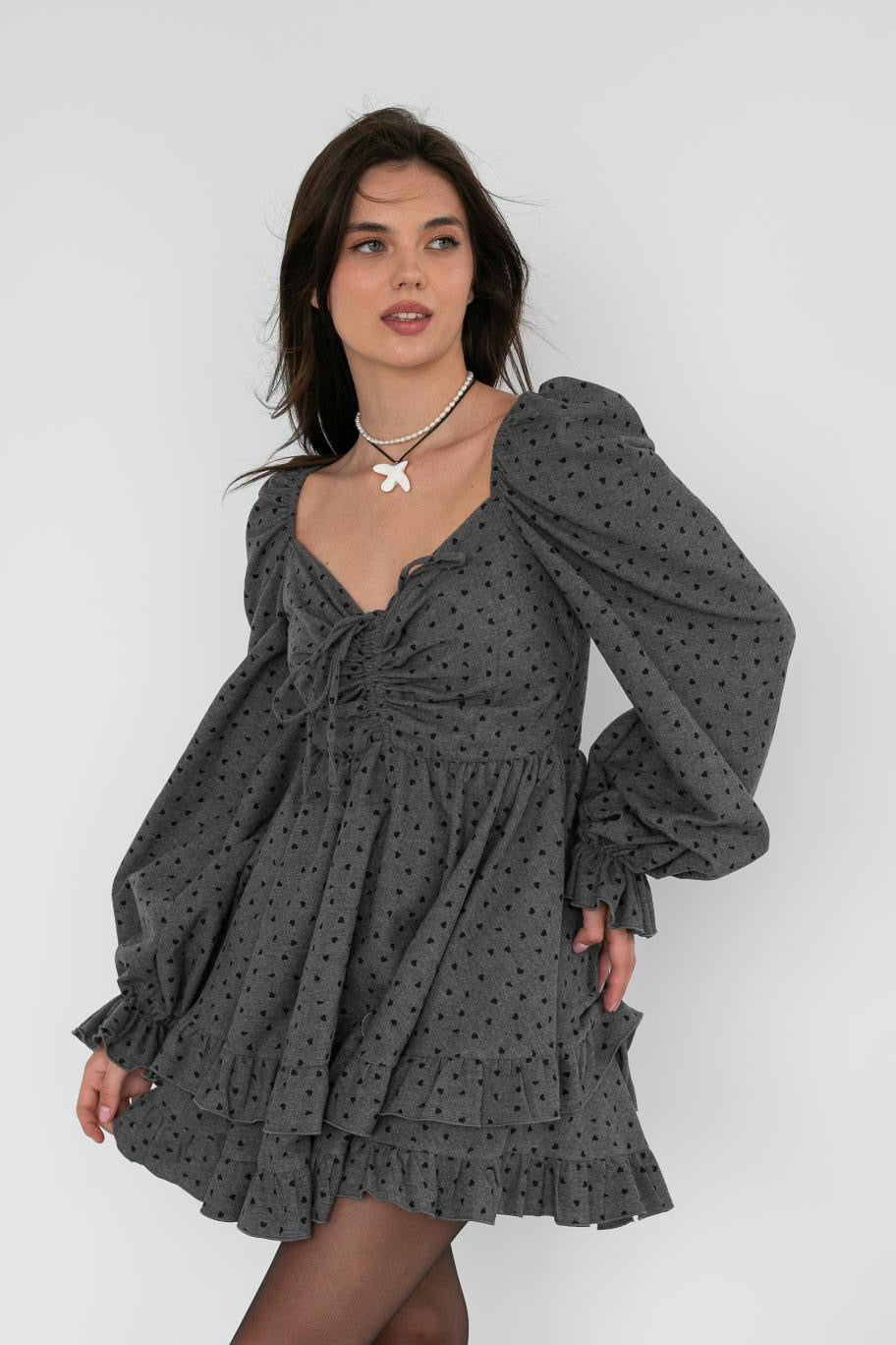 Kurzes A-Linienkleid in Grau mit Herzmuster