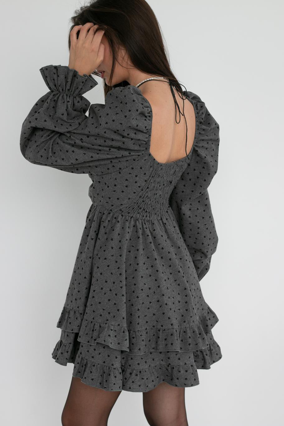 Kurzes A-Linienkleid in Grau mit Herzmuster