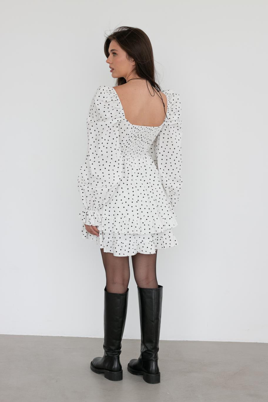 Kurzes A-Linienkleid in Milchfarbe mit Herzmuster