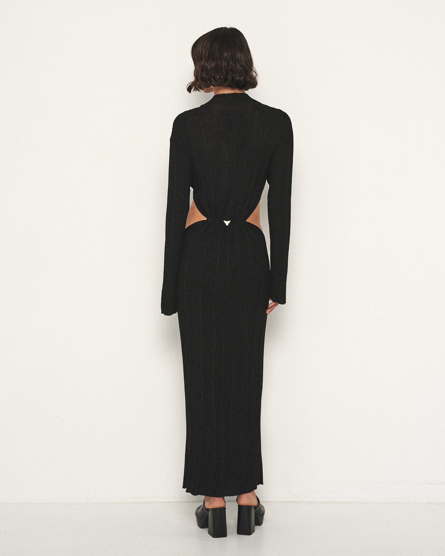 Schwarzes Maxikleid mit Cut-Outs auf Taille