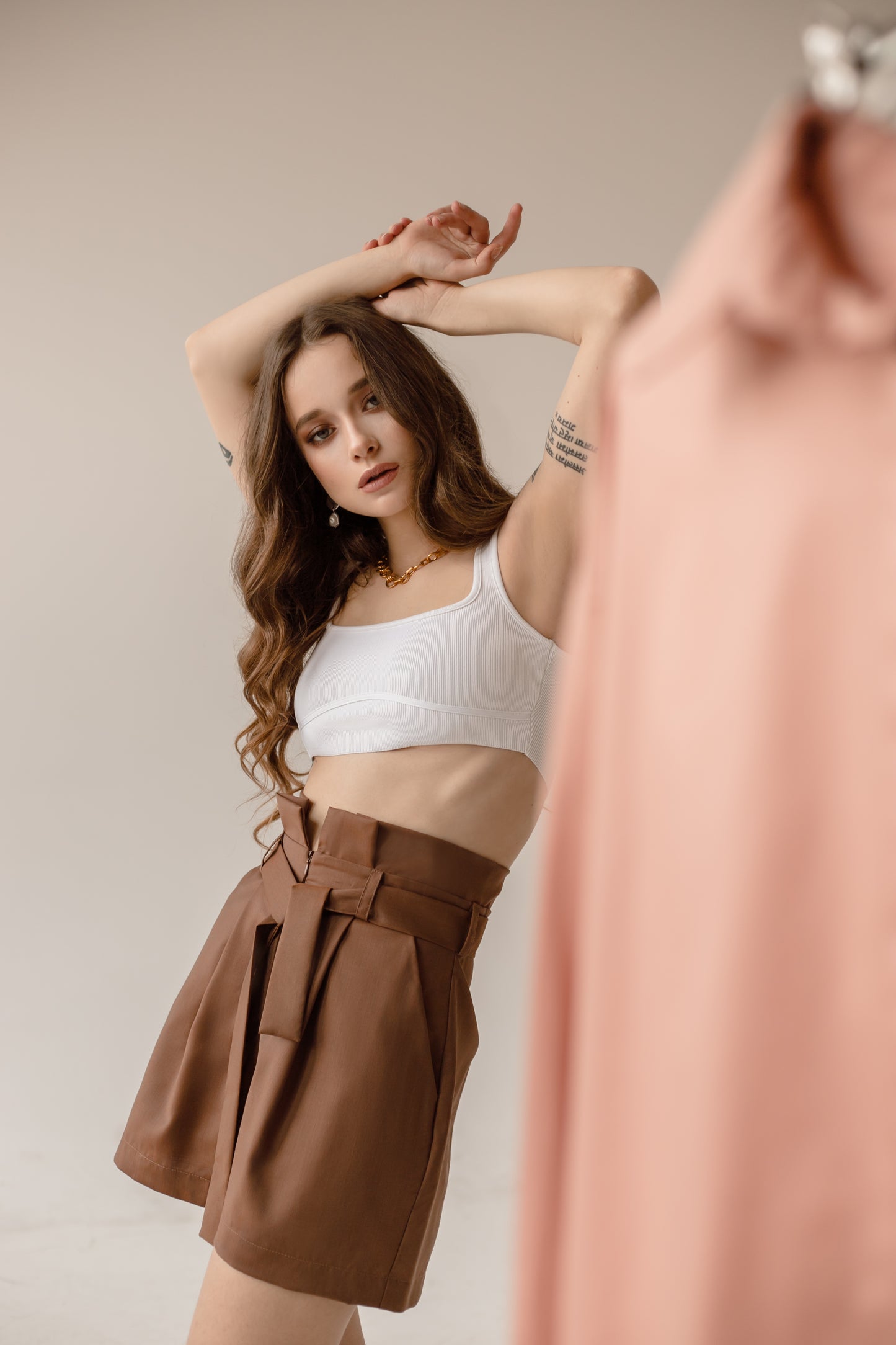 Kurze Paperbag-Shorts in Braun