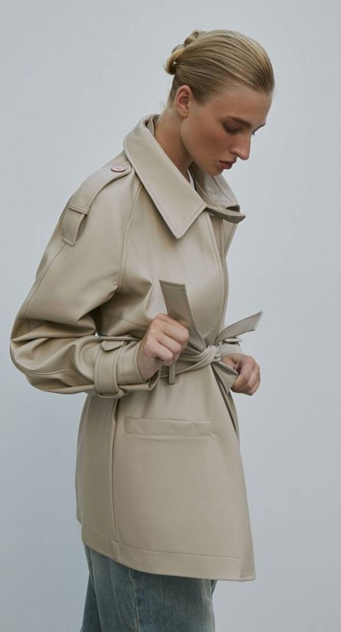 Kurzer Trenchmantel in Lederoptik in Hellbeige
