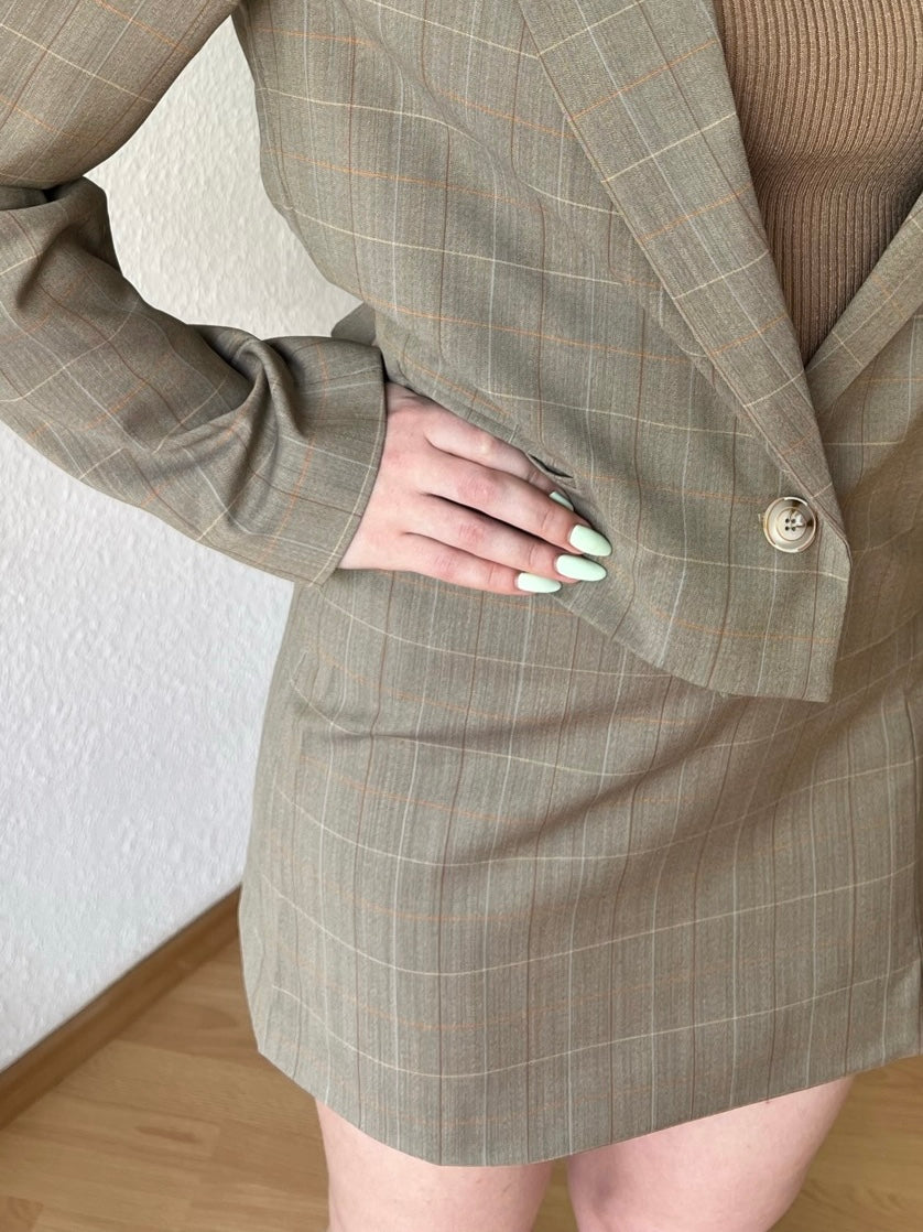 Kurzer Rock in Graubeige