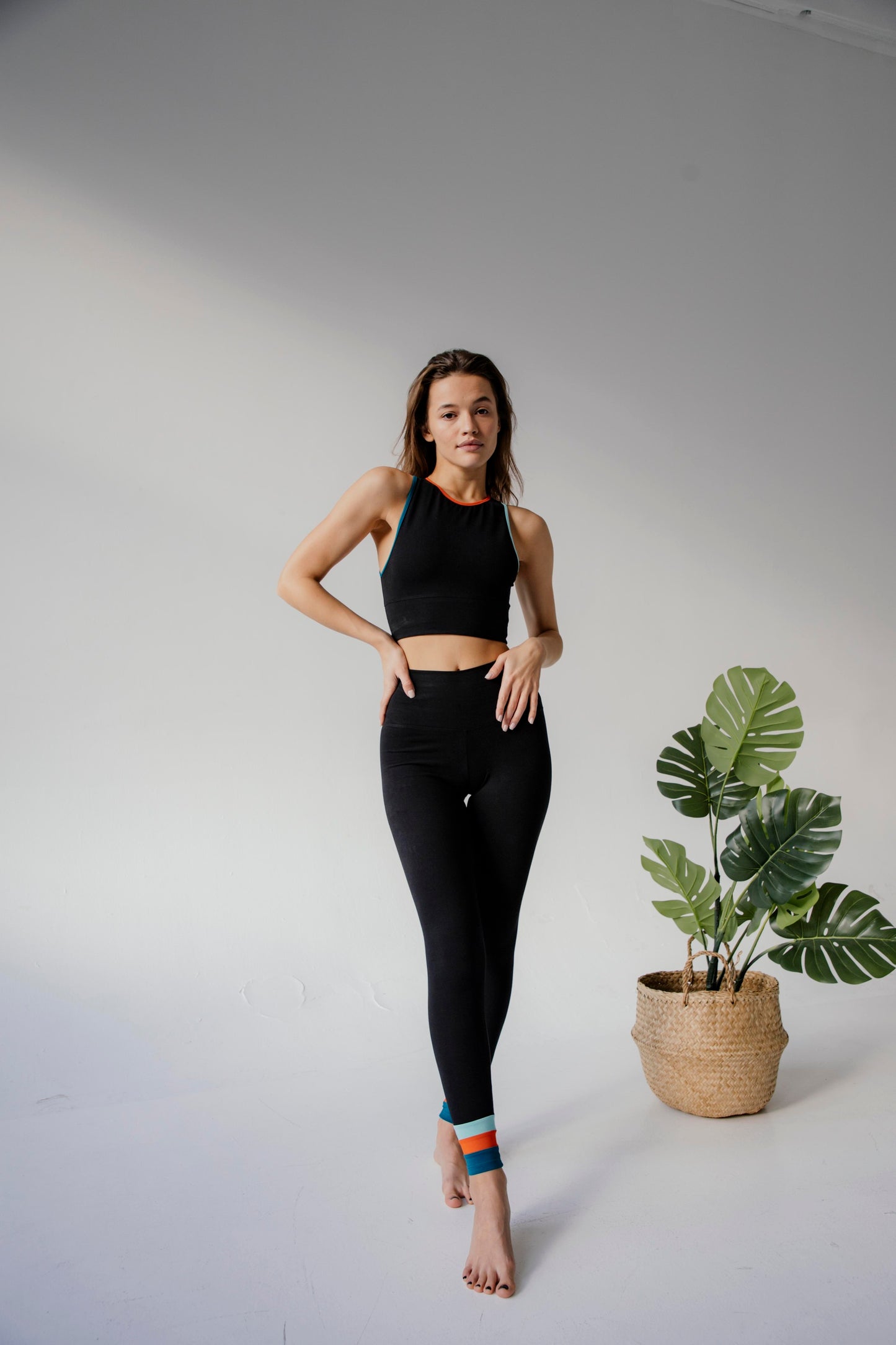 Schwarze Leggins mit Kontrastfarben am Saum