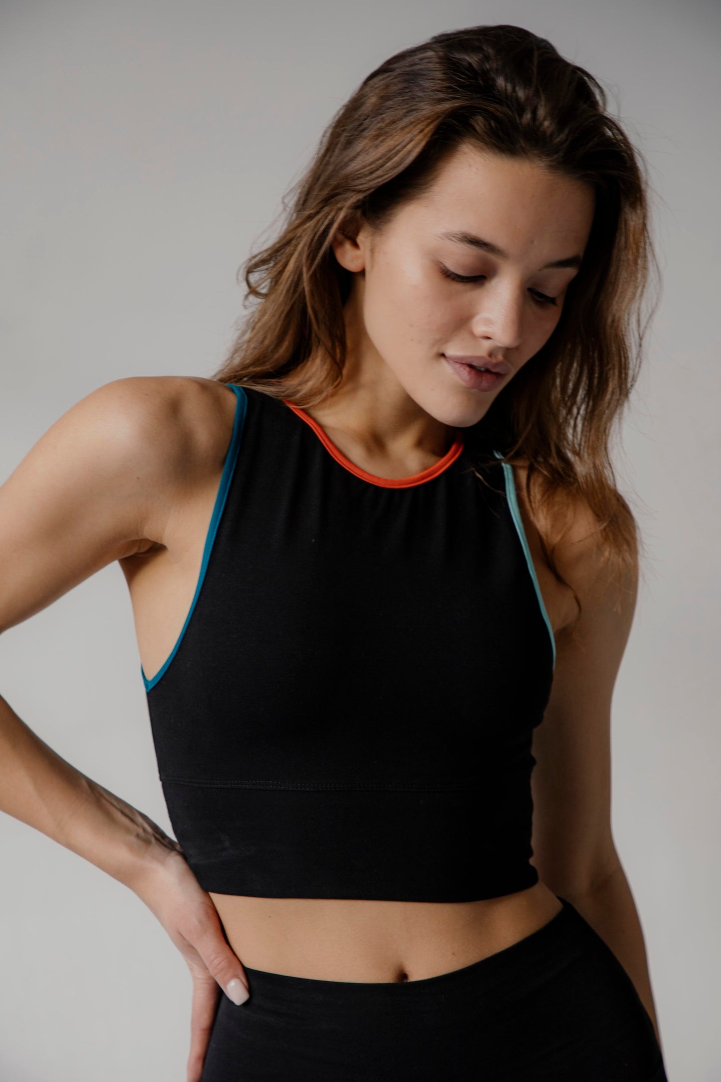 Kurzes Top in Schwarz mit farbigen Details