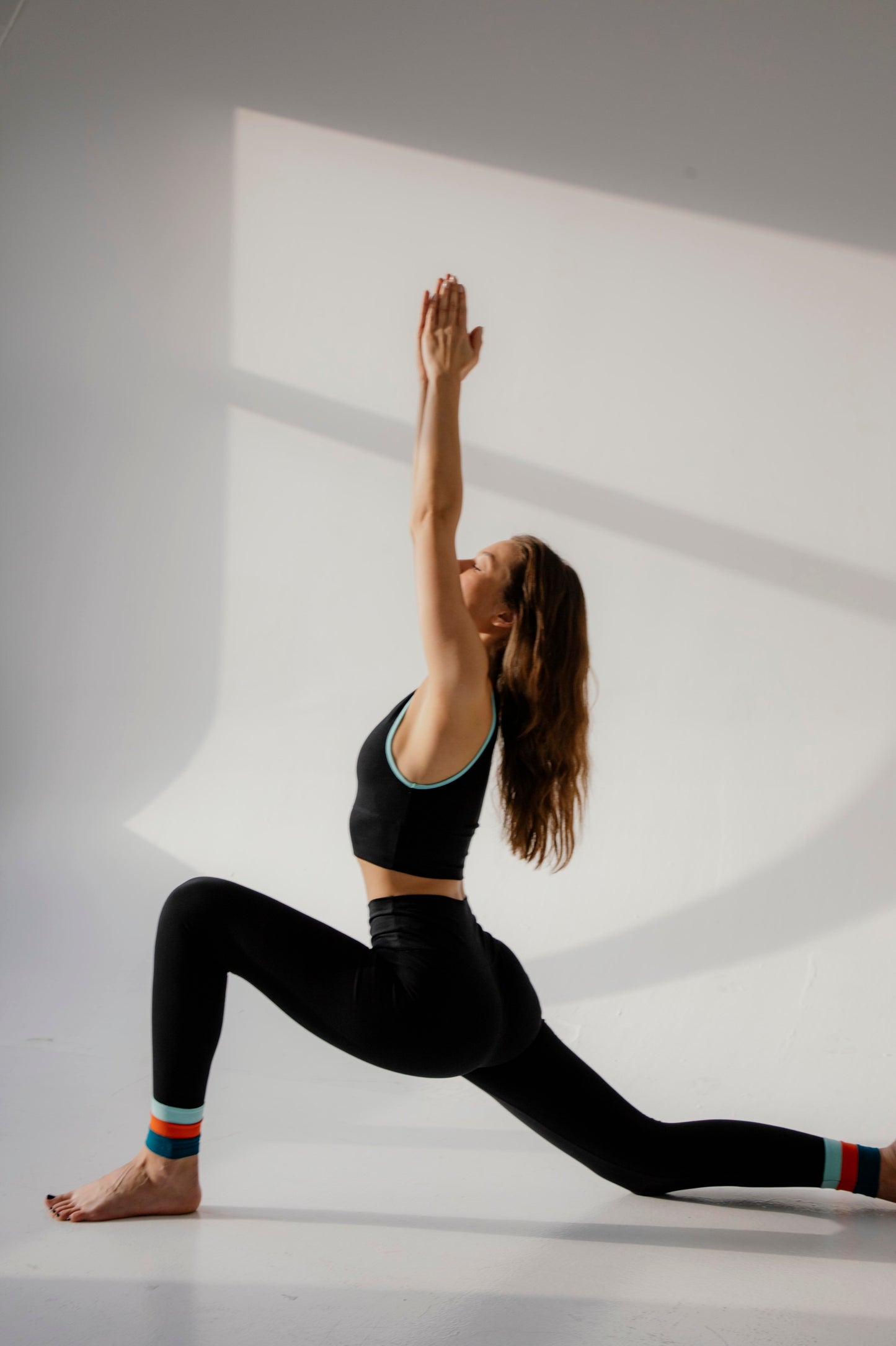 Schwarze Leggins mit Kontrastfarben am Saum