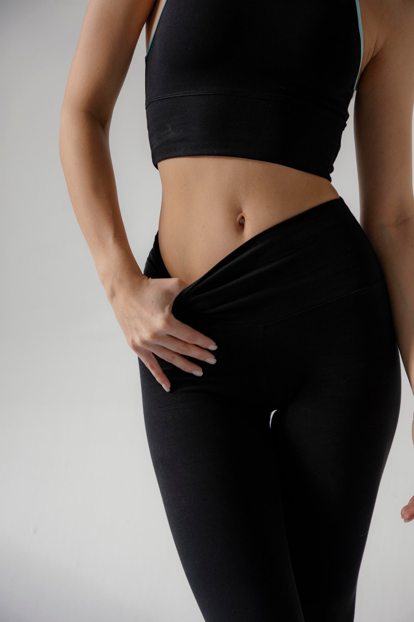 Schwarze Leggins mit Kontrastfarben am Saum