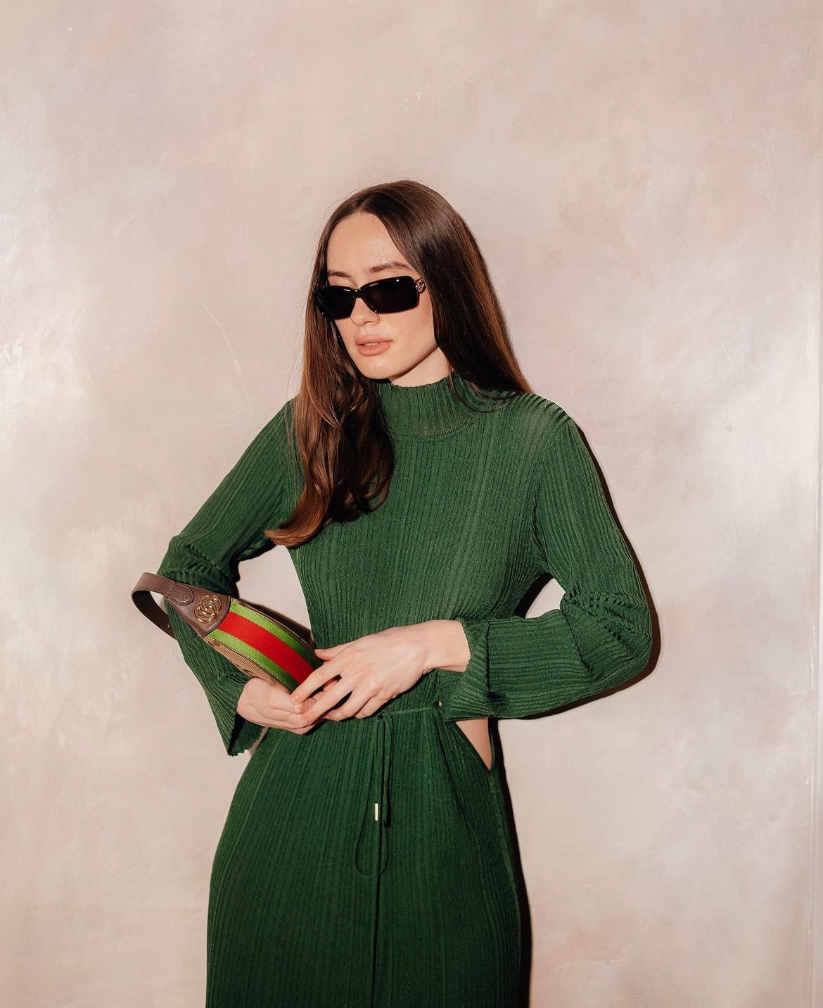 Grünes Minikleid mit Cut-Outs auf Taille