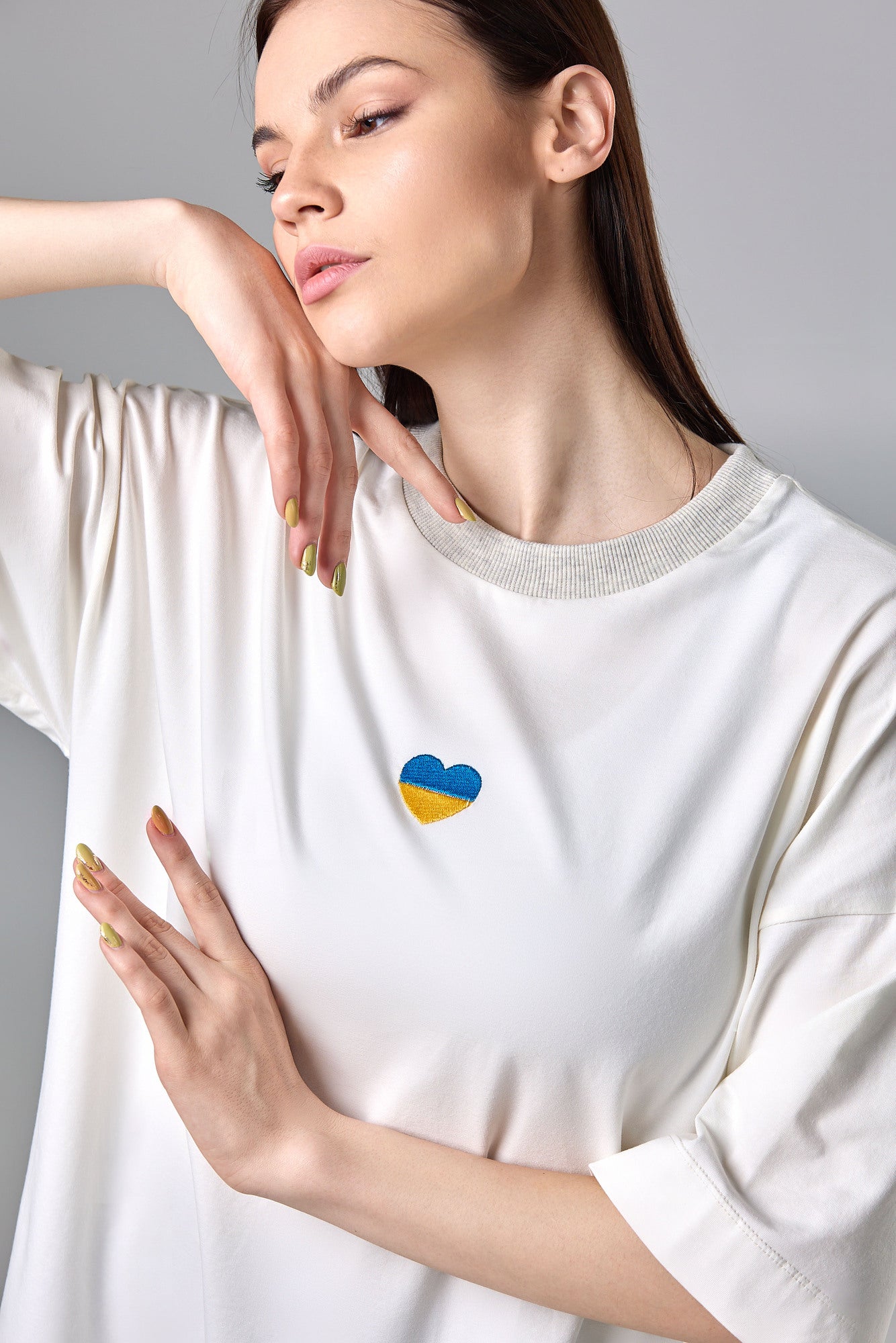 Oversized T-Shirt mit dezenter Ukrainischer Symbolik