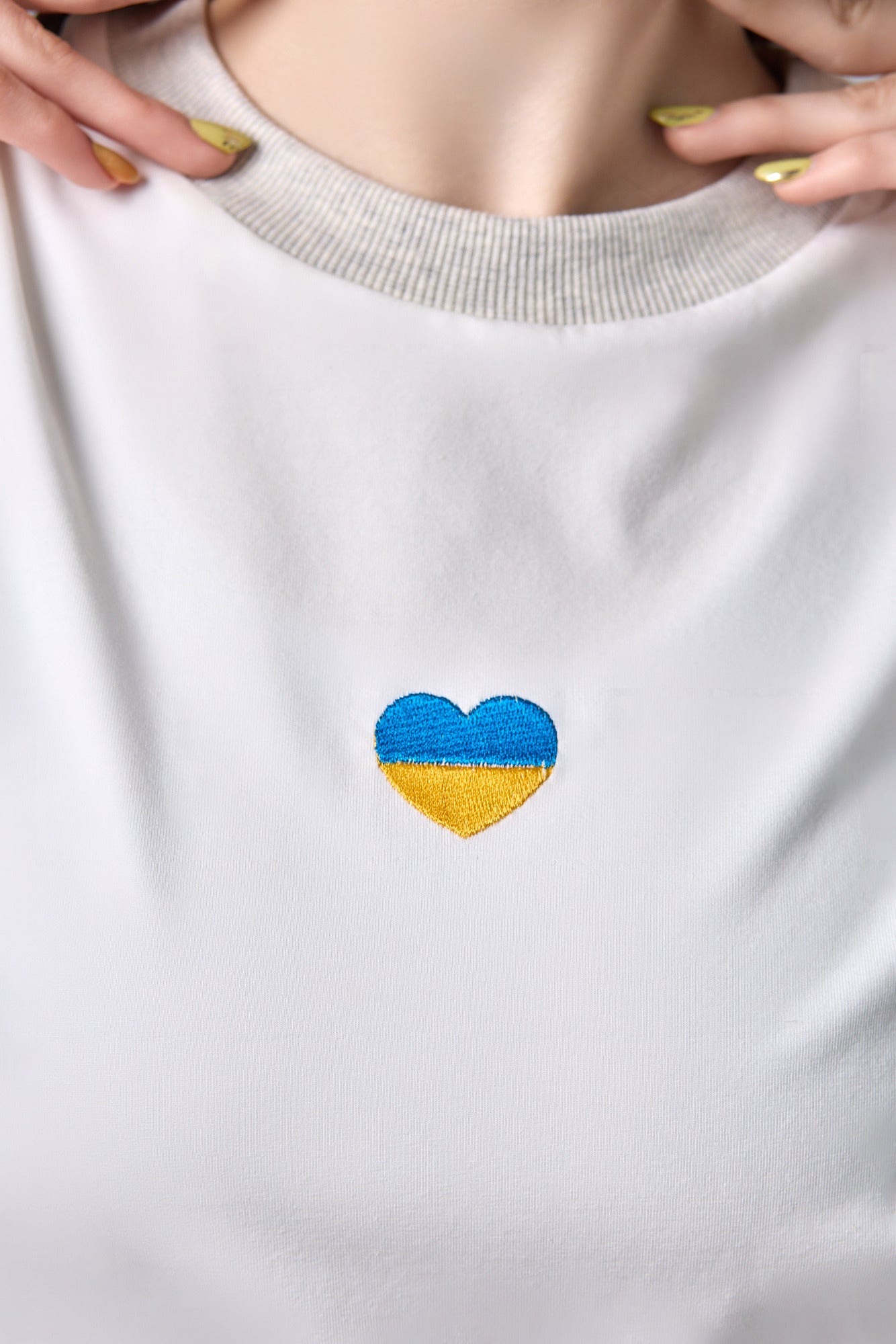 Oversized T-Shirt mit dezenter Ukrainischer Symbolik