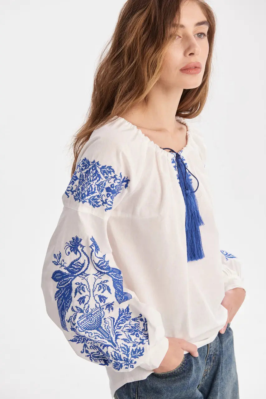 Bluse mit blauer Stickerei in Milchweiß