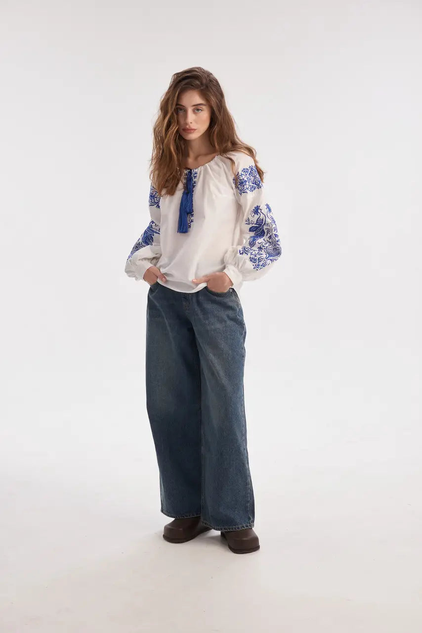 Bluse mit blauer Stickerei in Milchweiß