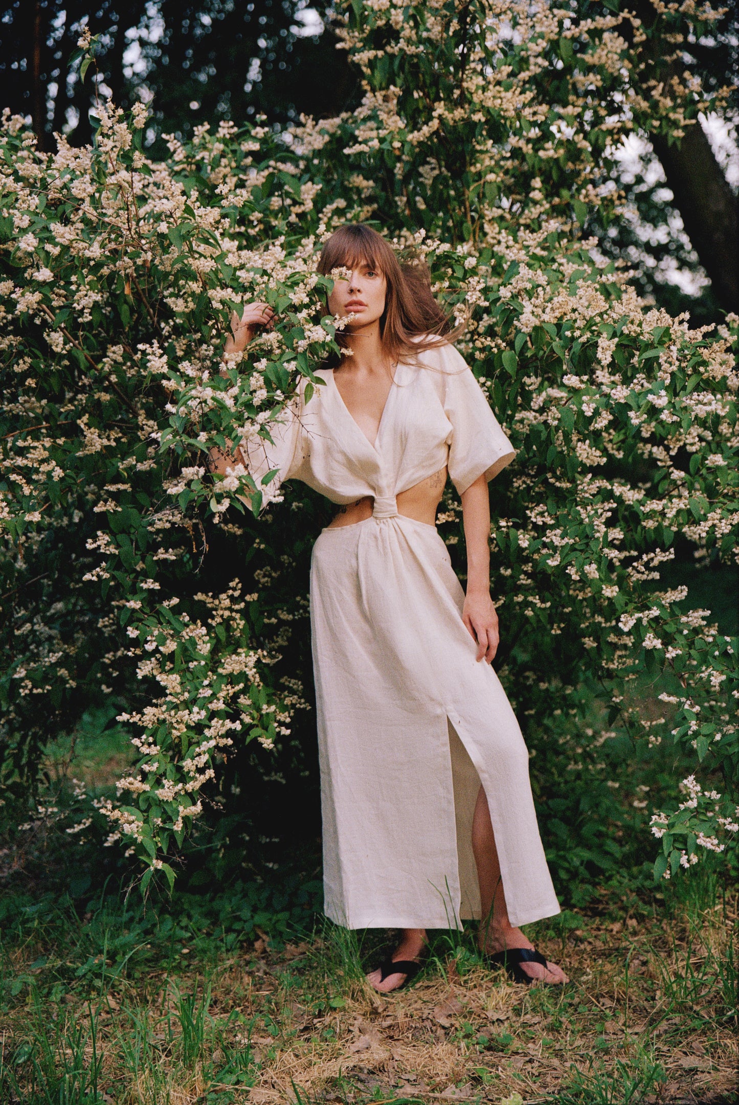 Langes Kleid mit Ausschnitt auf Taille in Beige