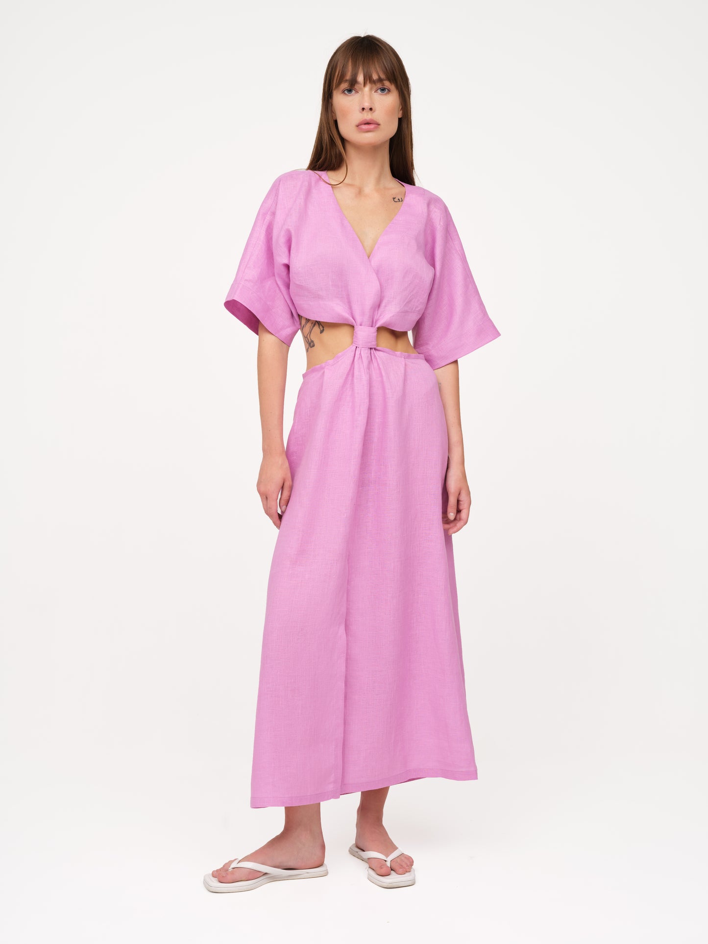 Langes Kleid mit Ausschnitt auf Taille in Lila