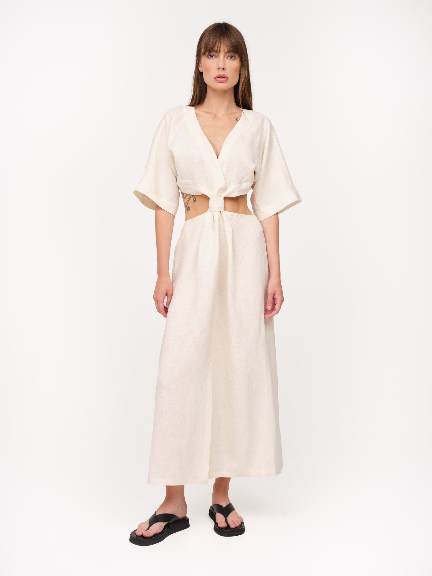 Langes Kleid mit Ausschnitt auf Taille in Beige