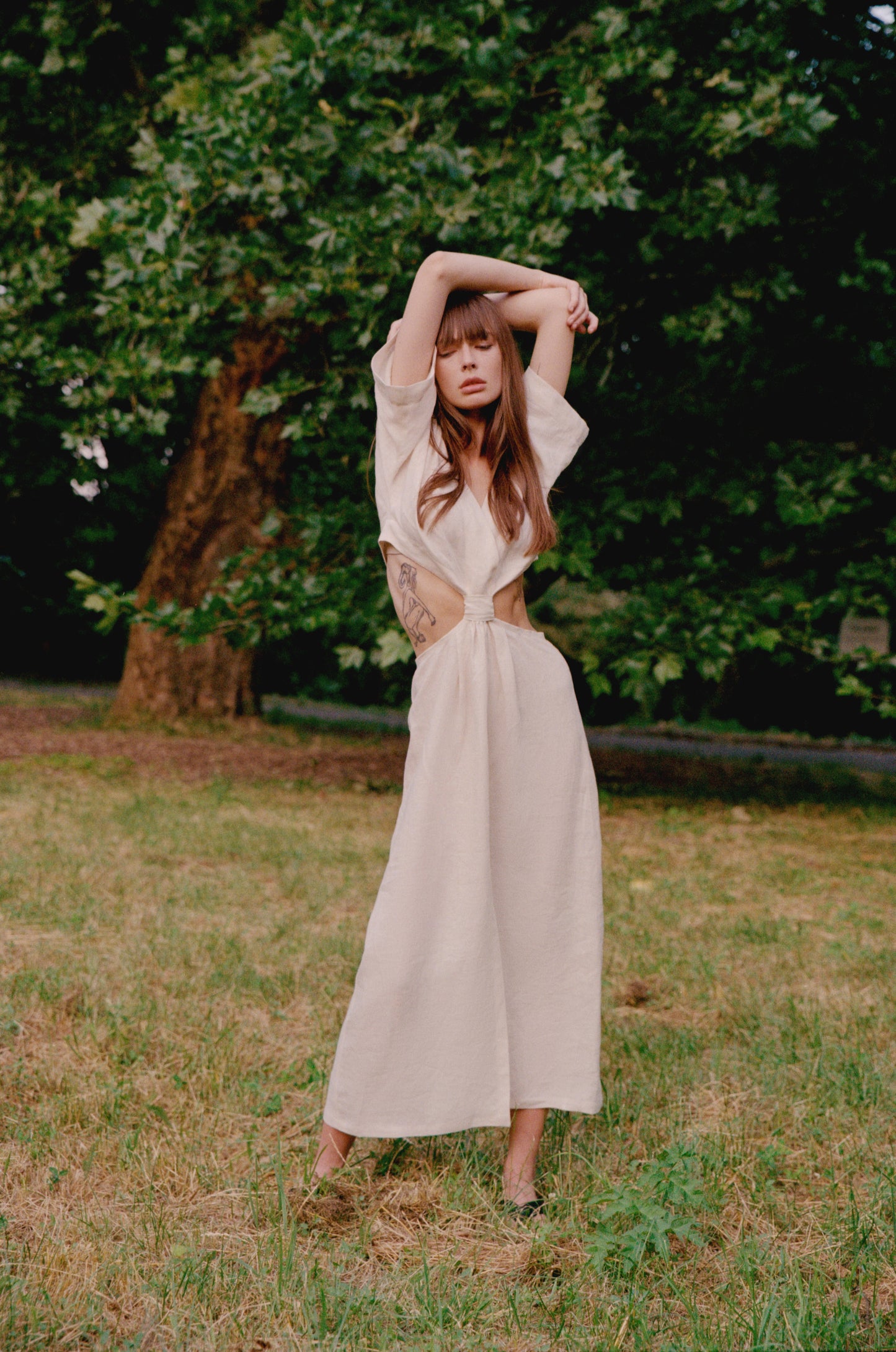 Langes Kleid mit Ausschnitt auf Taille in Beige