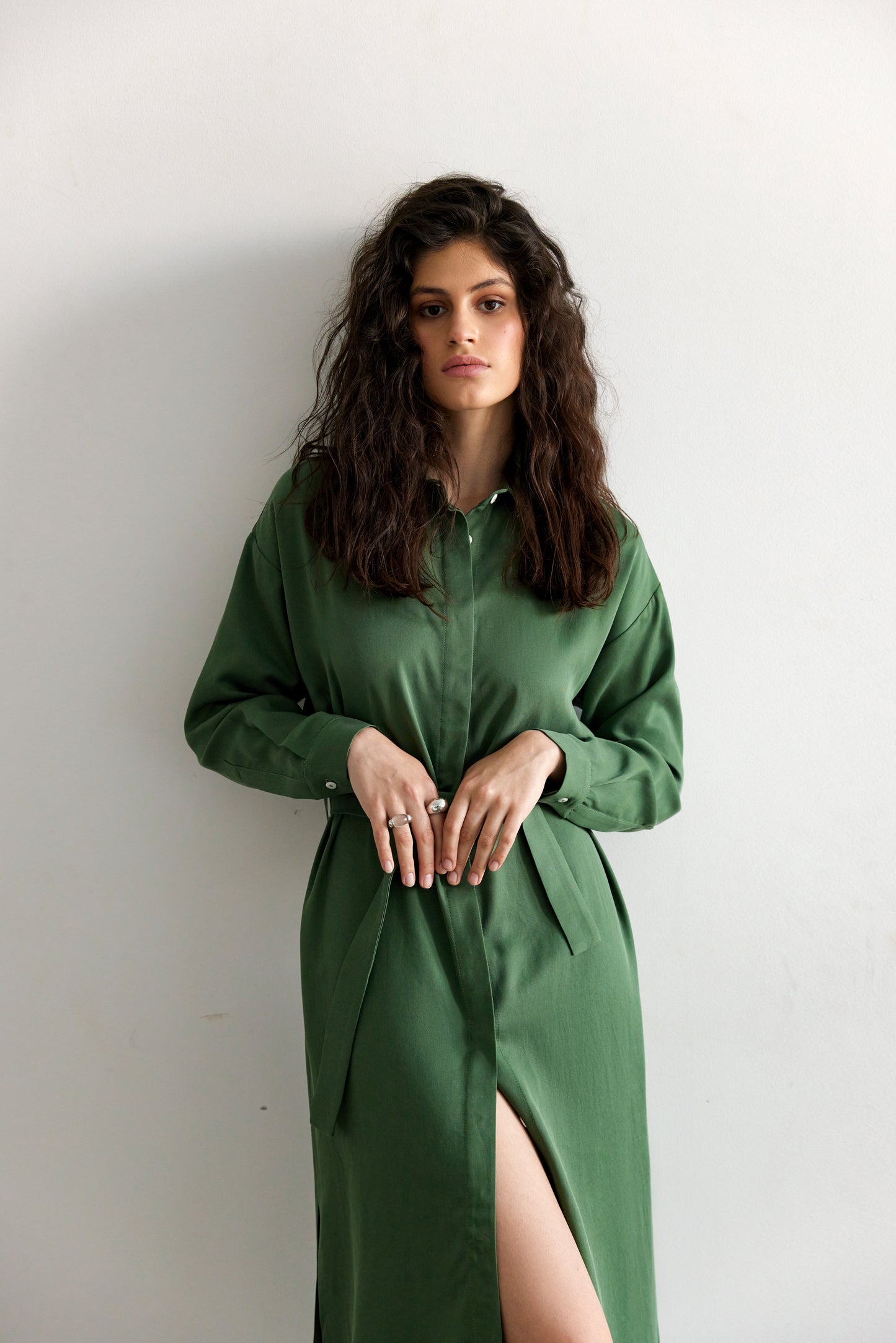 Grünes Blusenkleid mit Bindegürtel