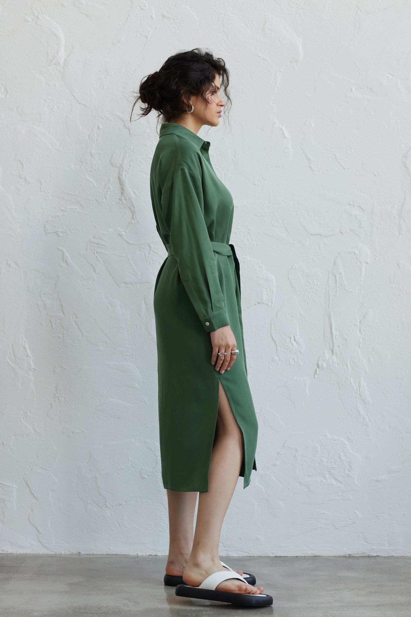 Grünes Blusenkleid mit Bindegürtel