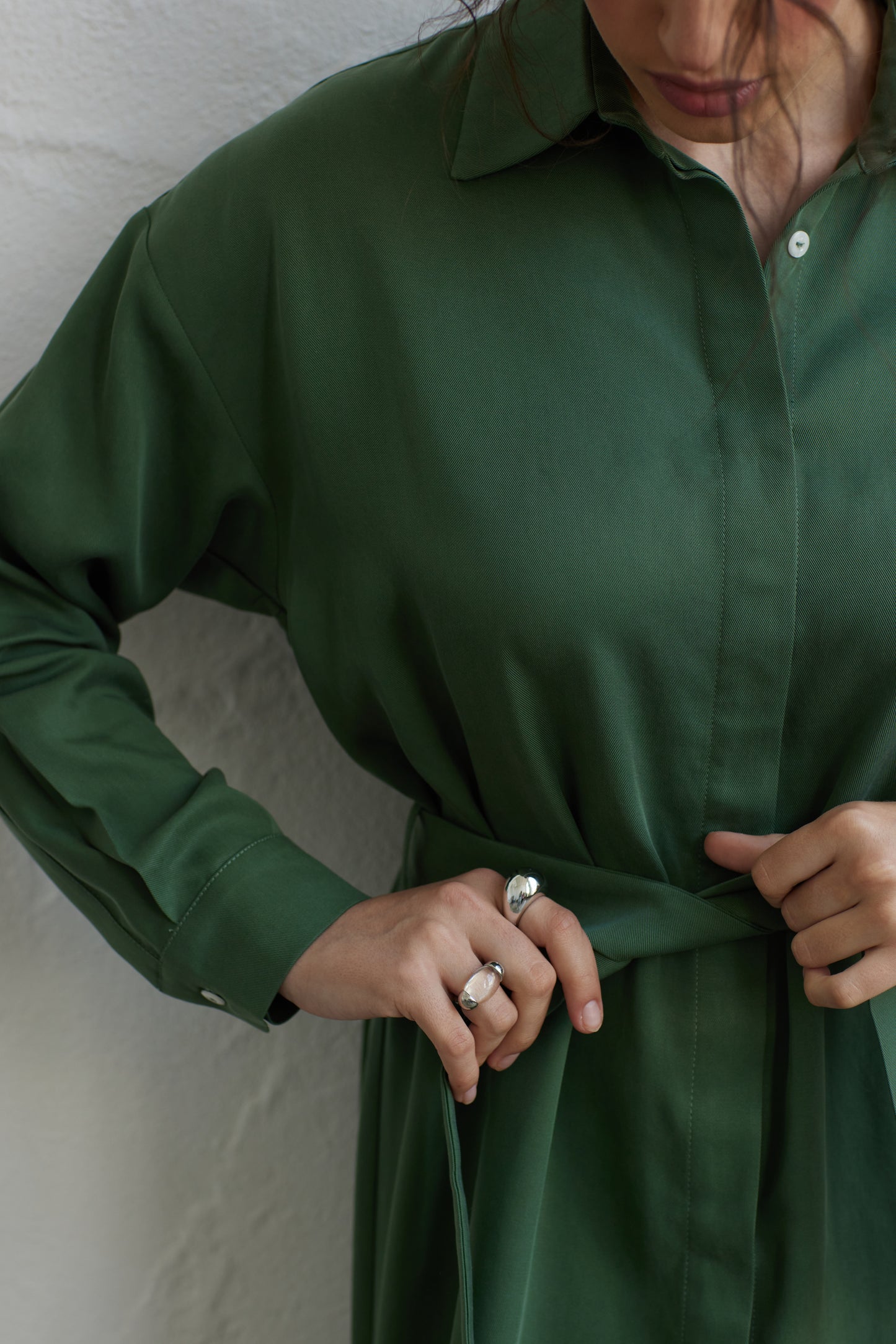 Grünes Blusenkleid mit Bindegürtel