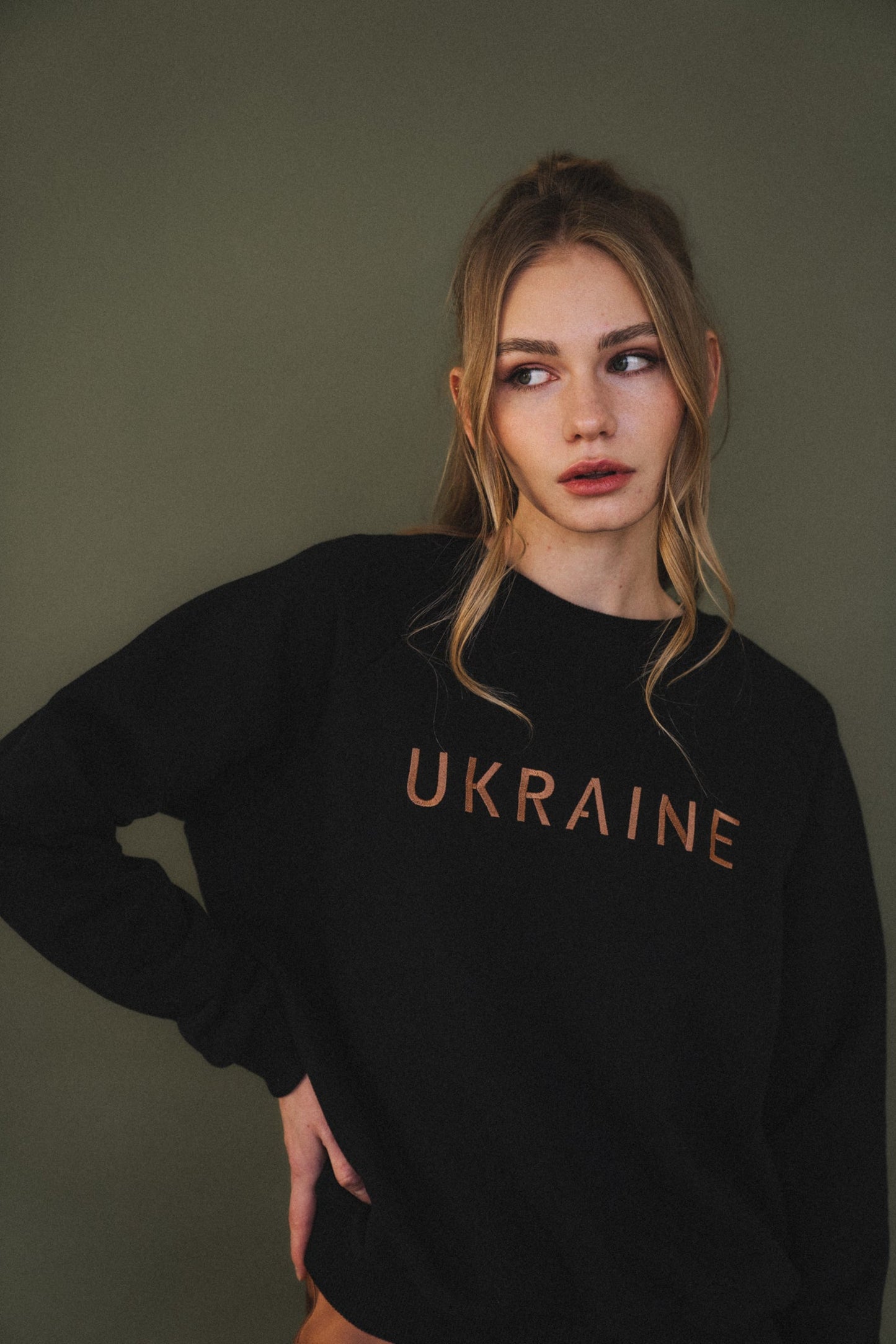 Sweatshirt mit Stickerei "Ukraine" in Schwarz