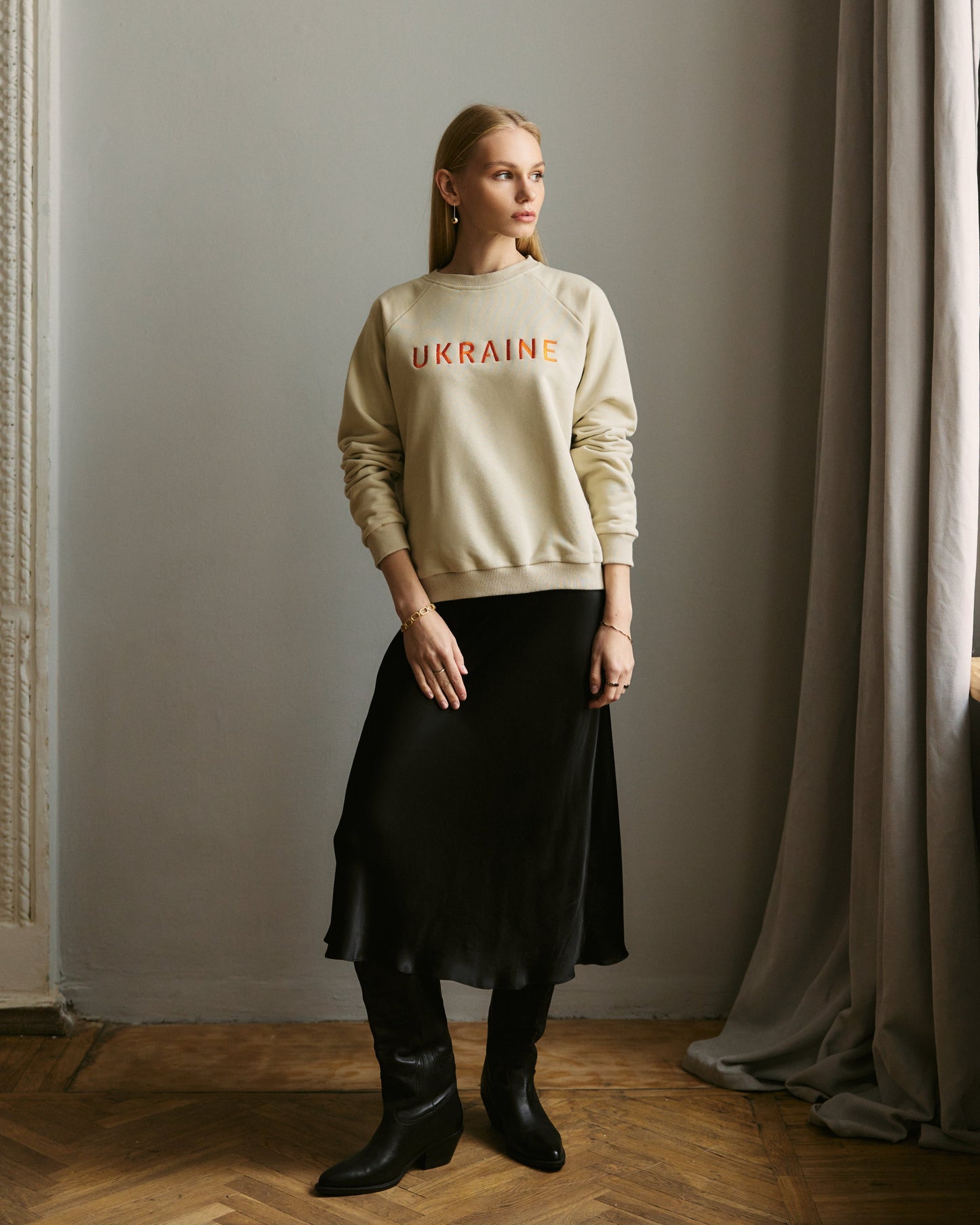 Sweatshirt mit Stickerei "Ukraine" in Beige