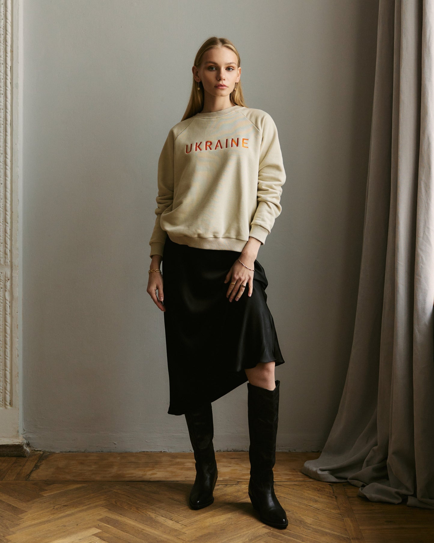 Sweatshirt mit Stickerei "Ukraine" in Beige