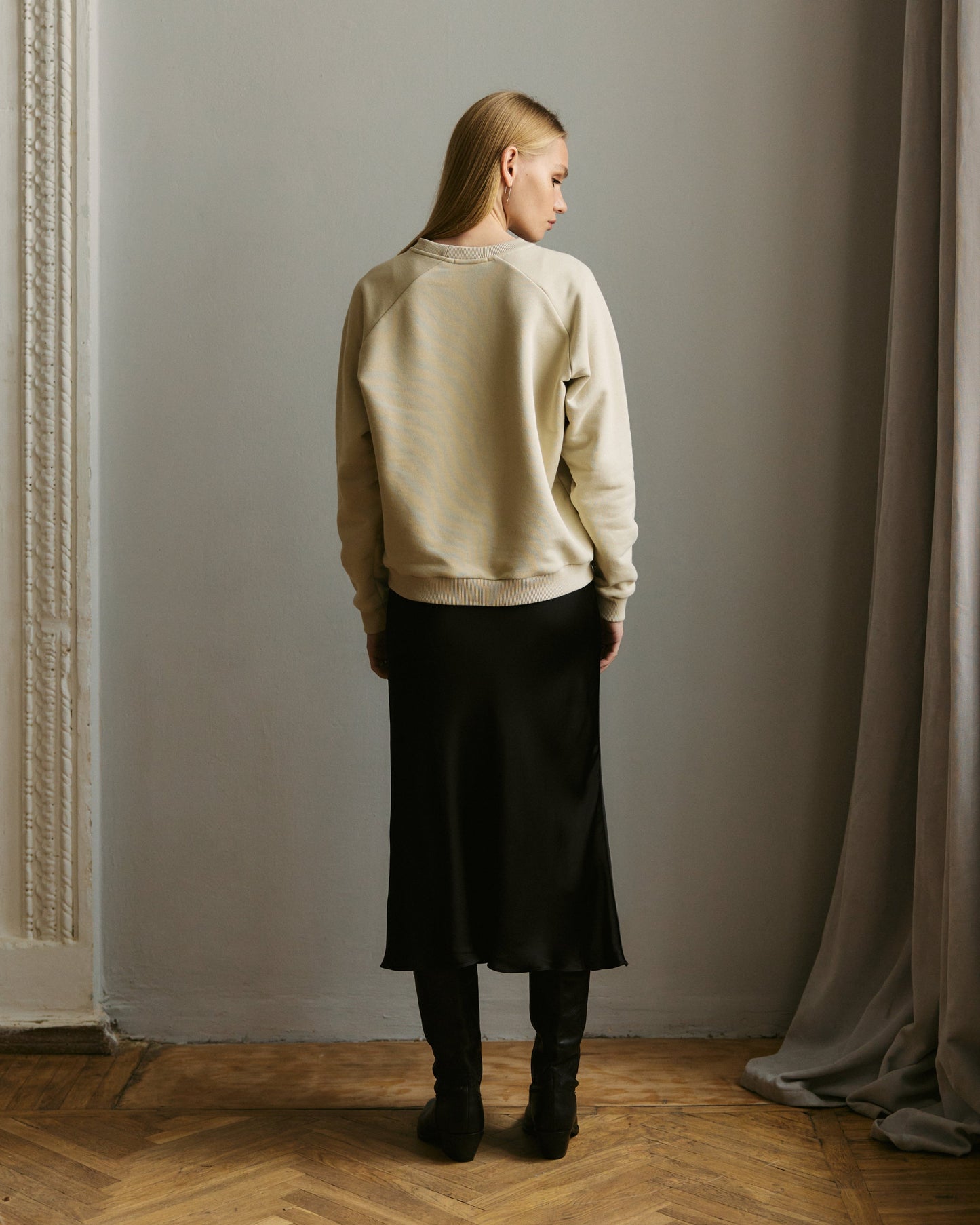Sweatshirt mit Stickerei "Ukraine" in Beige