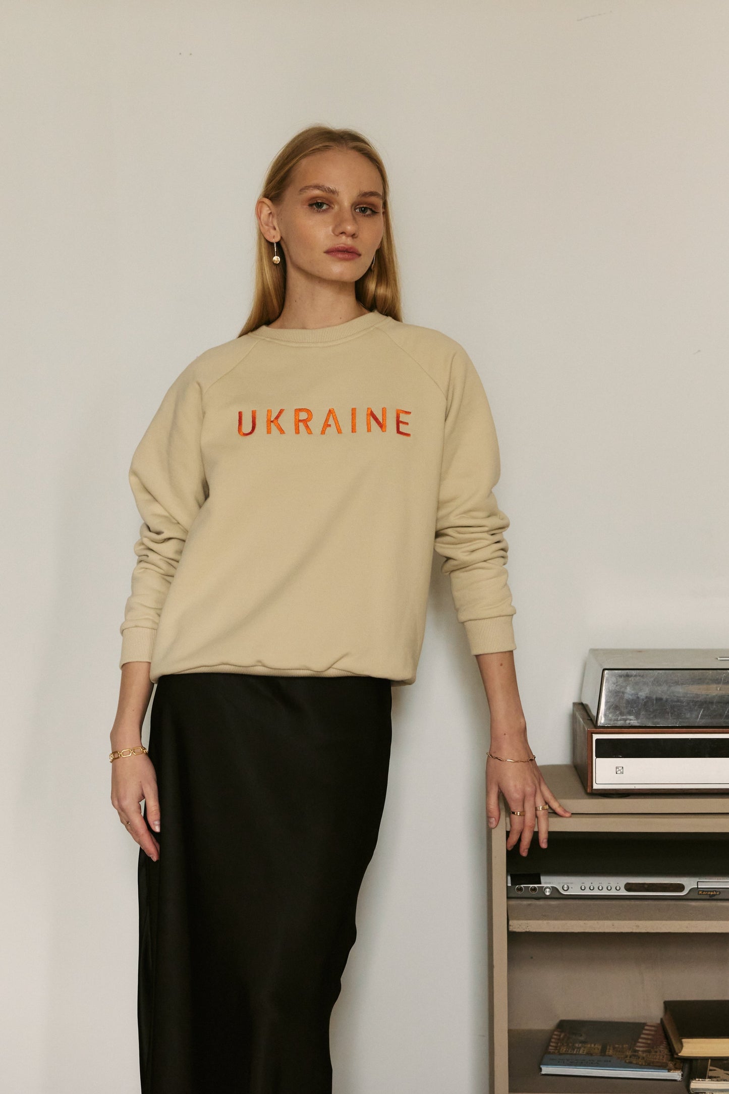 Sweatshirt mit Stickerei "Ukraine" in Beige
