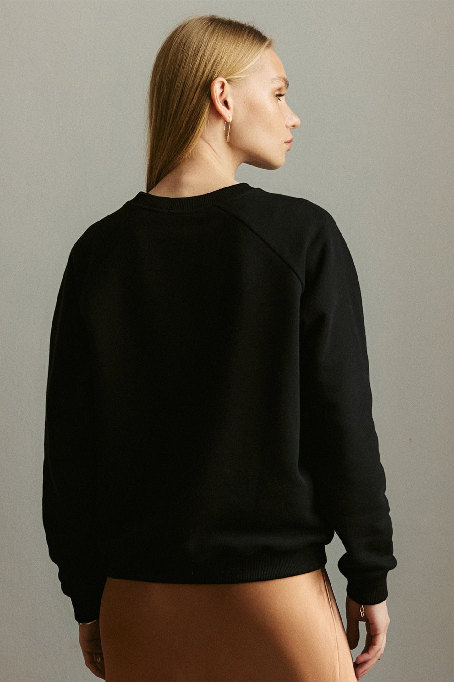 Sweatshirt mit Stickerei "Ukraine" in Schwarz