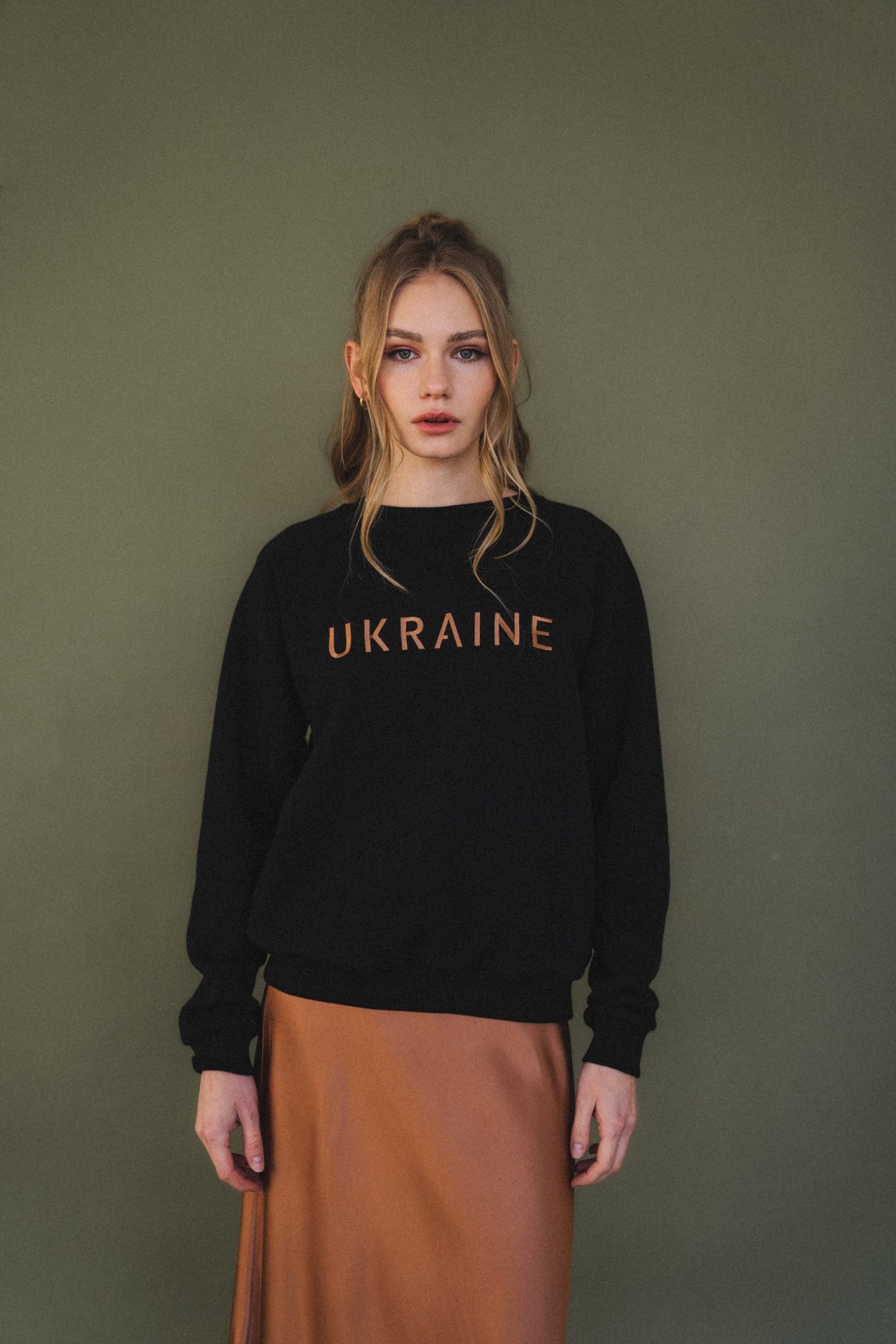 Sweatshirt mit Stickerei "Ukraine" in Schwarz